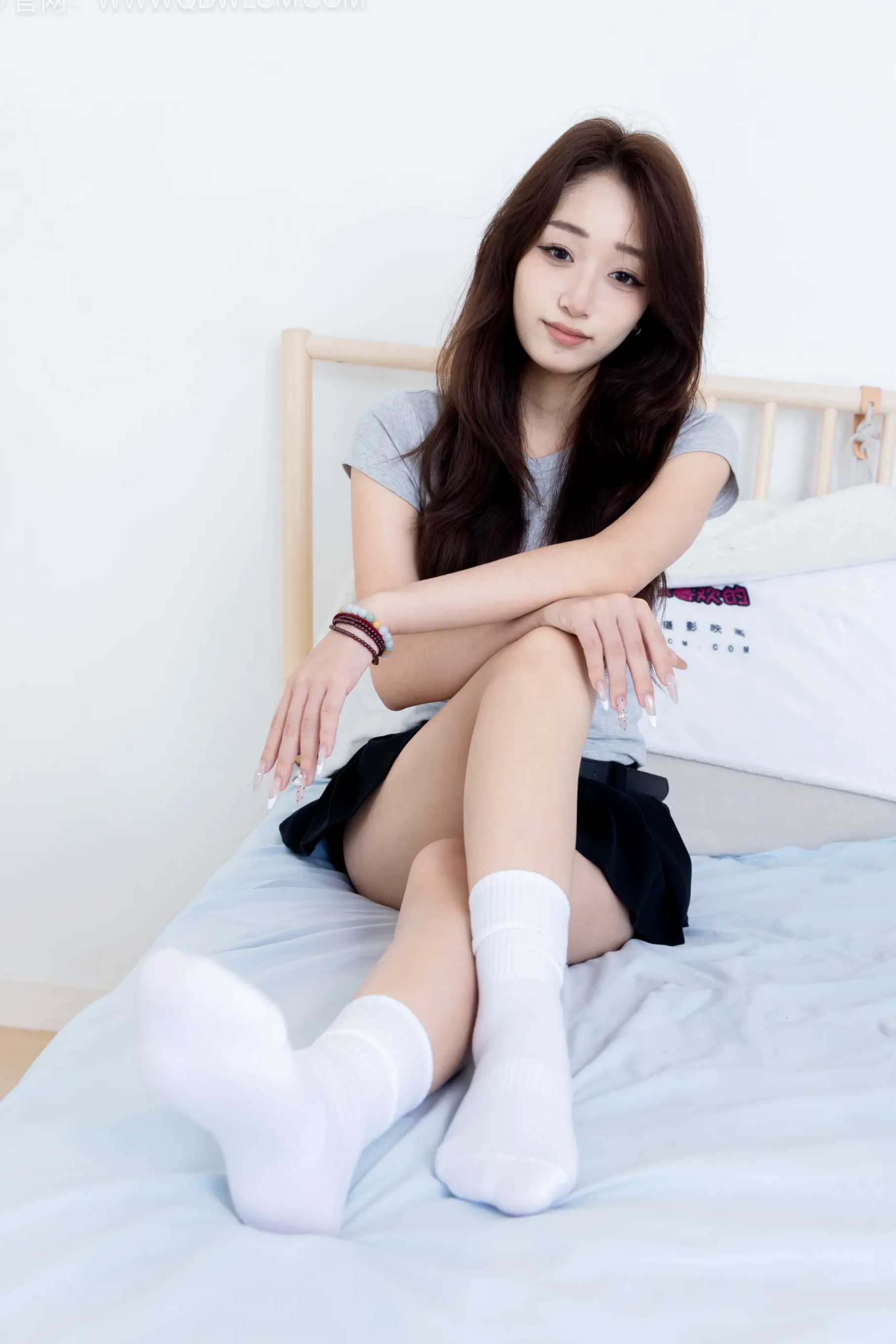 半夏-清新私房家居少女，纯白棉袜美腿写真，青春俏皮元气可爱，纯净治愈系风格