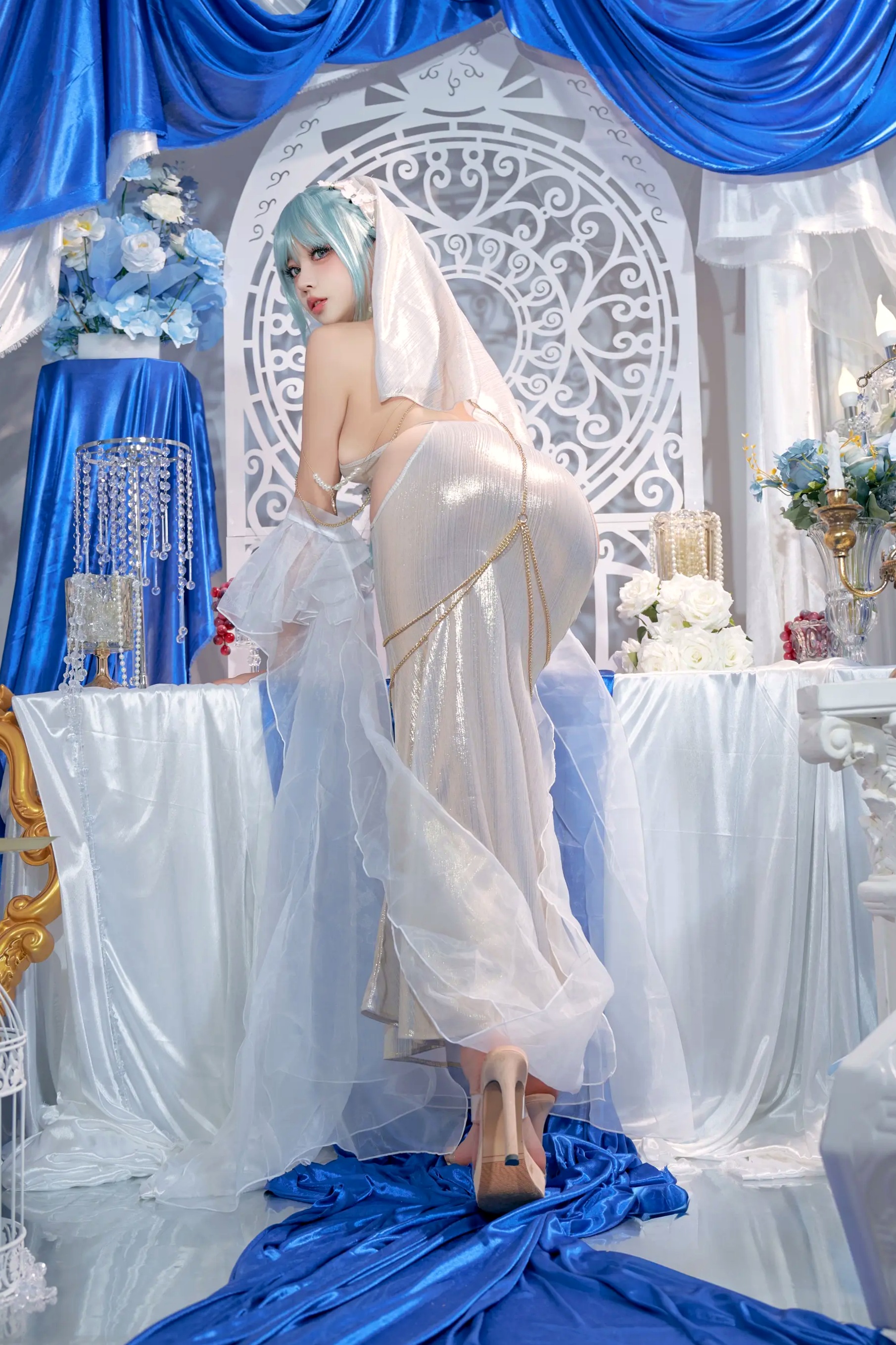 Gallery - 过期米线喵喵《忏悔录》银色抹胸露背礼服唯美Cos，圣女主题极致诱惑写真，尽显女神魅力性感诱惑角色扮演女神大尺度 女神私房照_秀色女神 - image 4