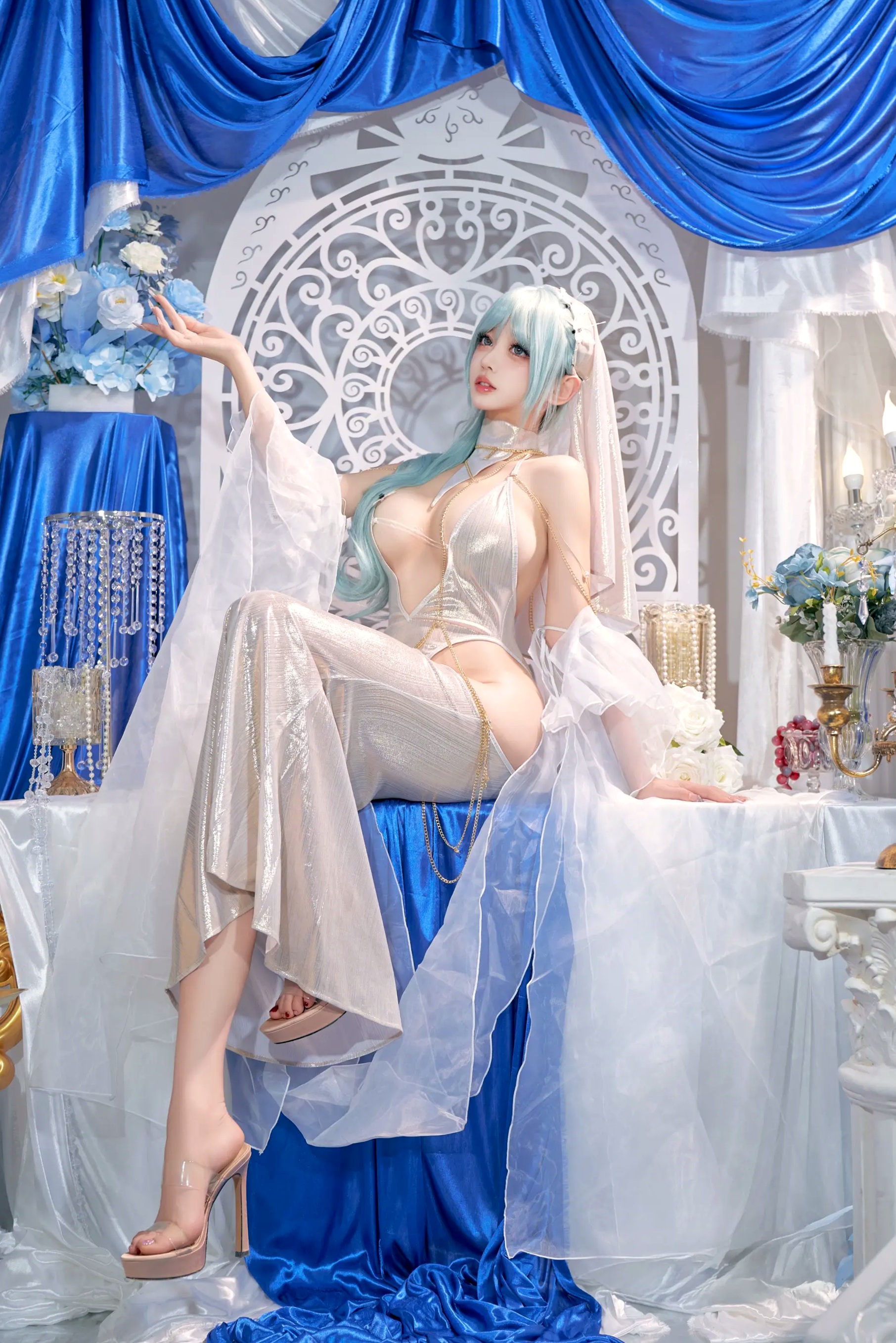 Gallery - 过期米线喵喵《忏悔录》银色抹胸露背礼服唯美Cos，圣女主题极致诱惑写真，尽显女神魅力性感诱惑角色扮演女神大尺度 女神私房照_秀色女神 - image 8