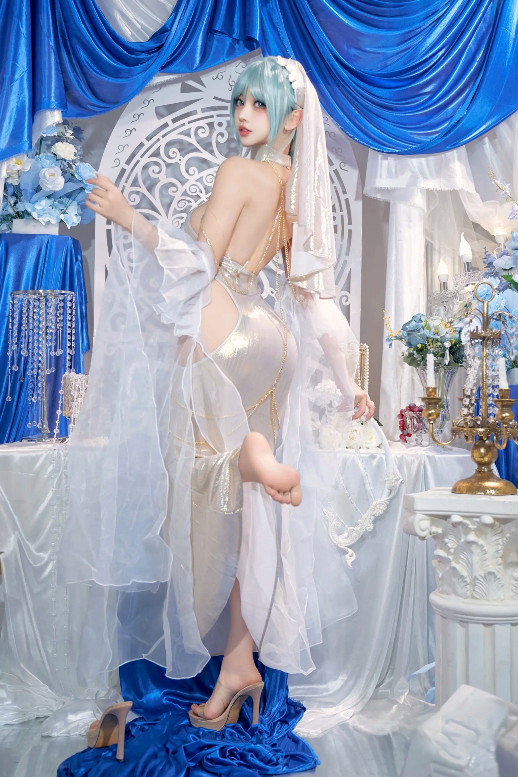 过期米线喵喵《忏悔录》银色抹胸露背礼服唯美Cos，圣女主题极致诱惑写真，尽显女神魅力