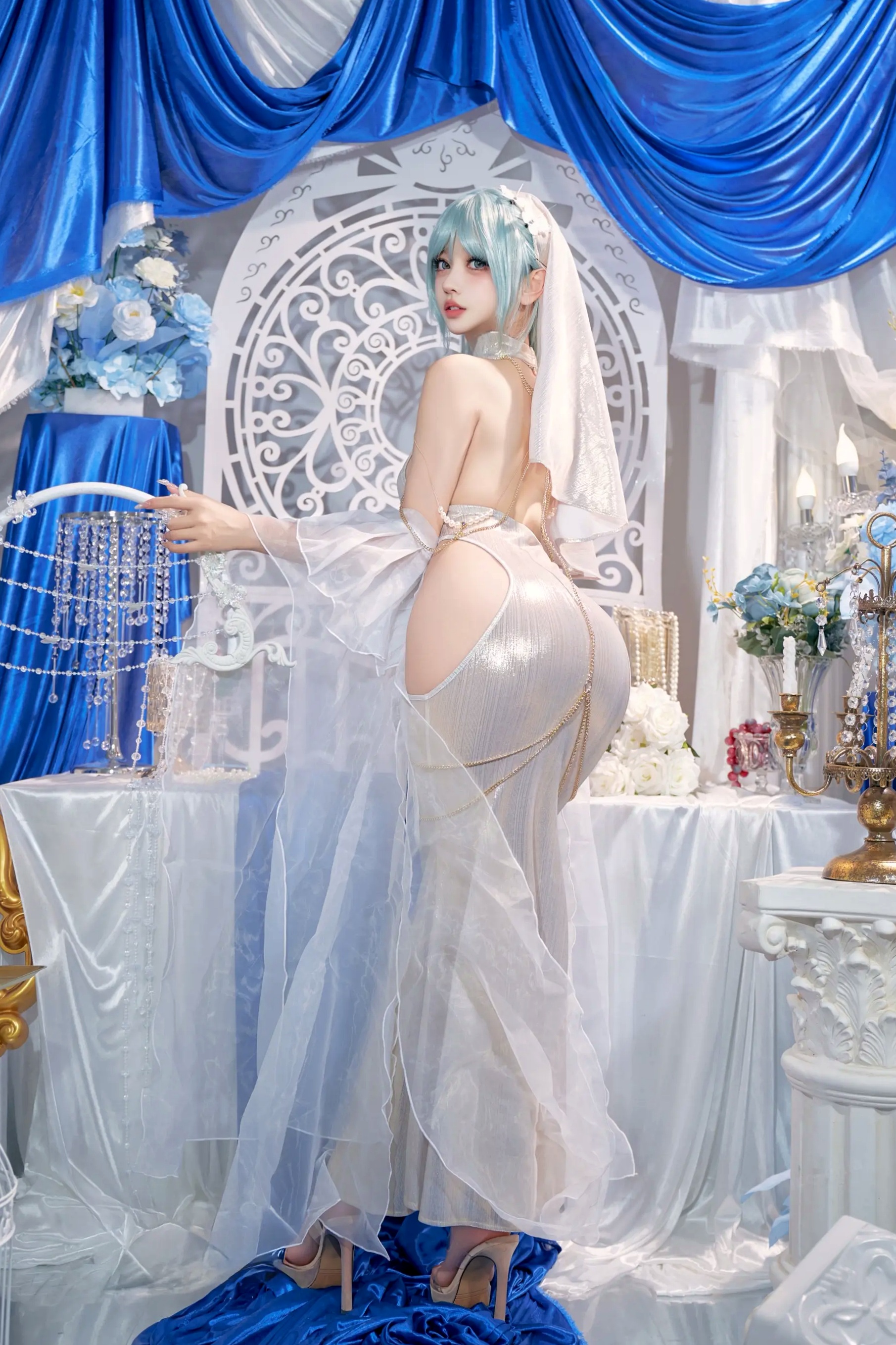过期米线喵喵《忏悔录》银色抹胸露背礼服唯美Cos，圣女主题极致诱惑写真，尽显女神魅力