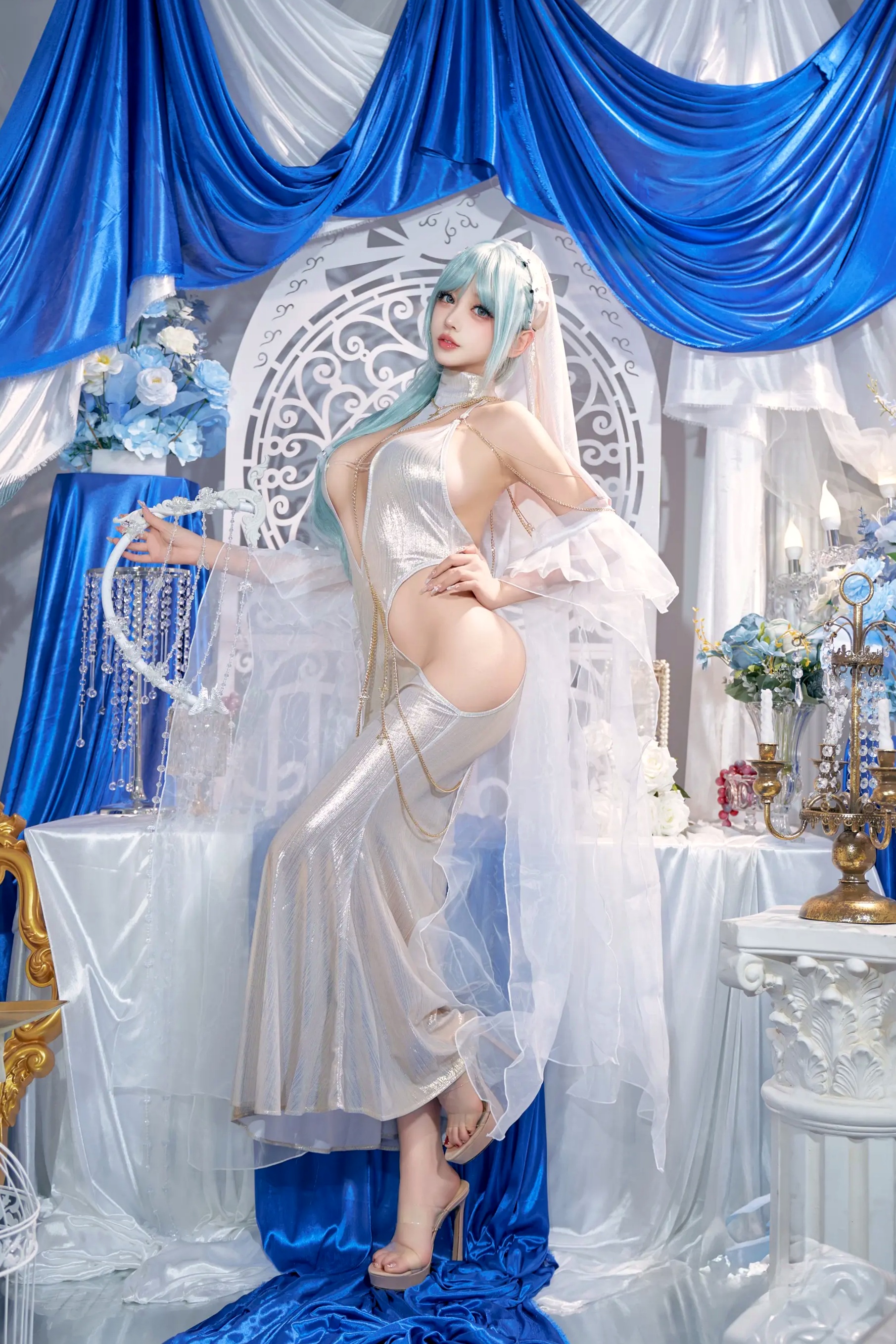 过期米线喵喵《忏悔录》银色抹胸露背礼服唯美Cos，圣女主题极致诱惑写真，尽显女神魅力