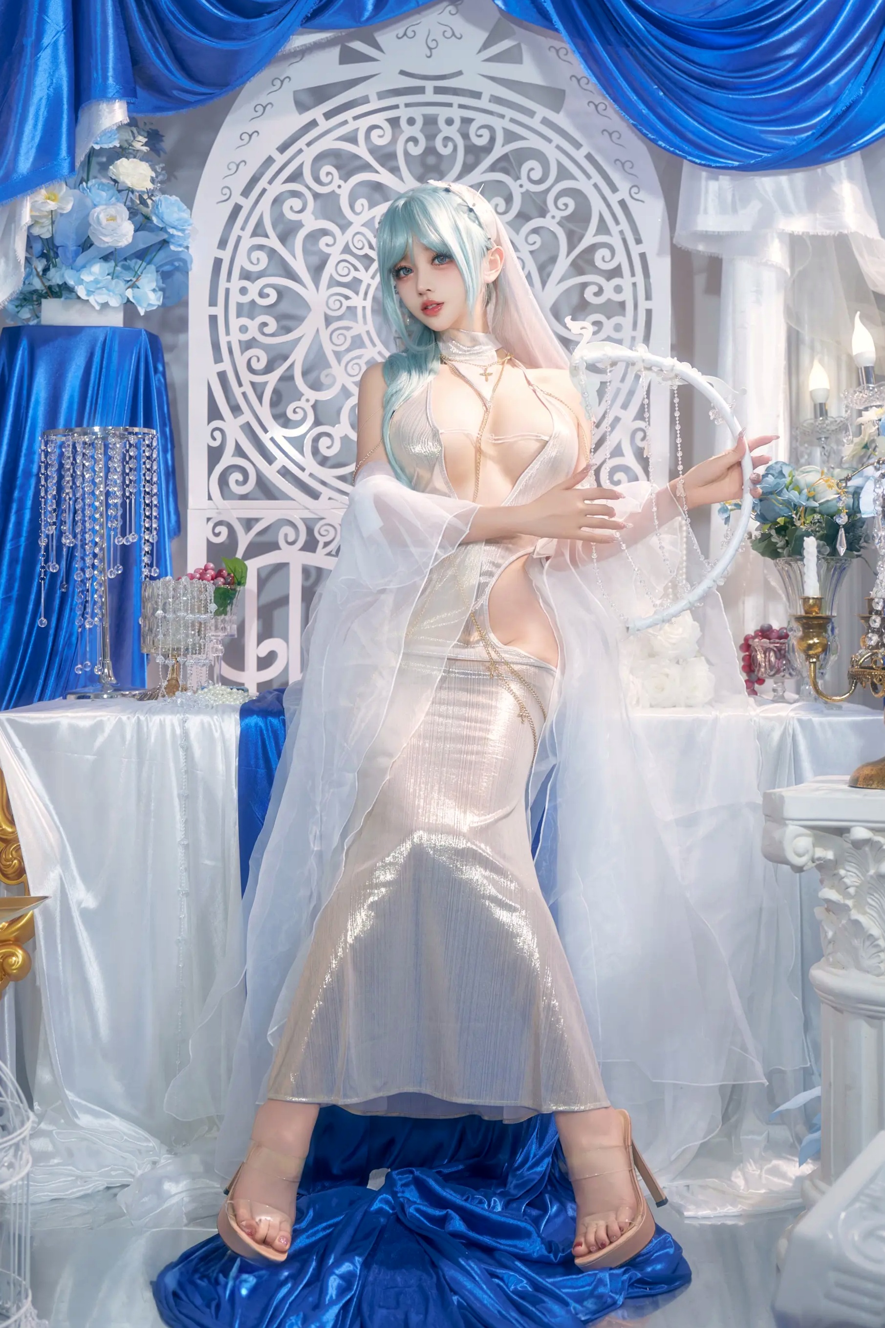 过期米线喵喵《忏悔录》银色抹胸露背礼服唯美Cos，圣女主题极致诱惑写真，尽显女神魅力