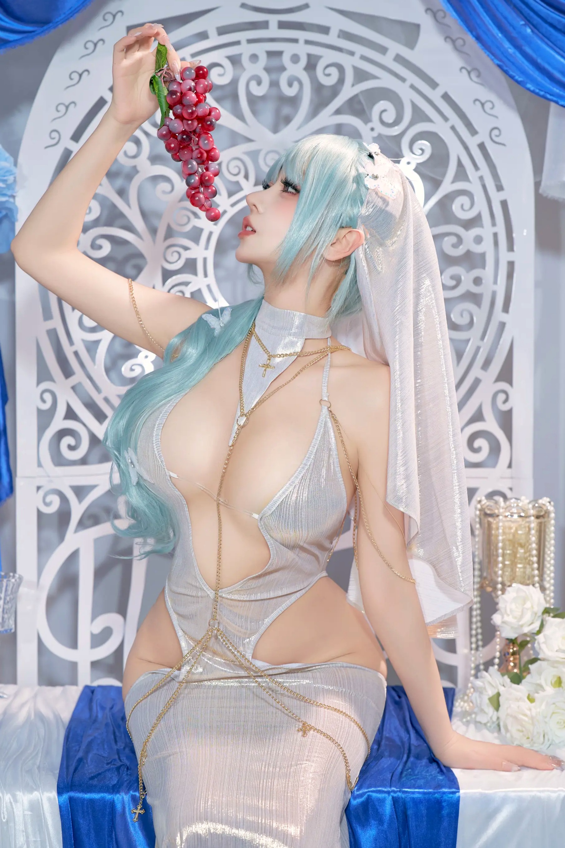 过期米线喵喵《忏悔录》银色抹胸露背礼服唯美Cos，圣女主题极致诱惑写真，尽显女神魅力