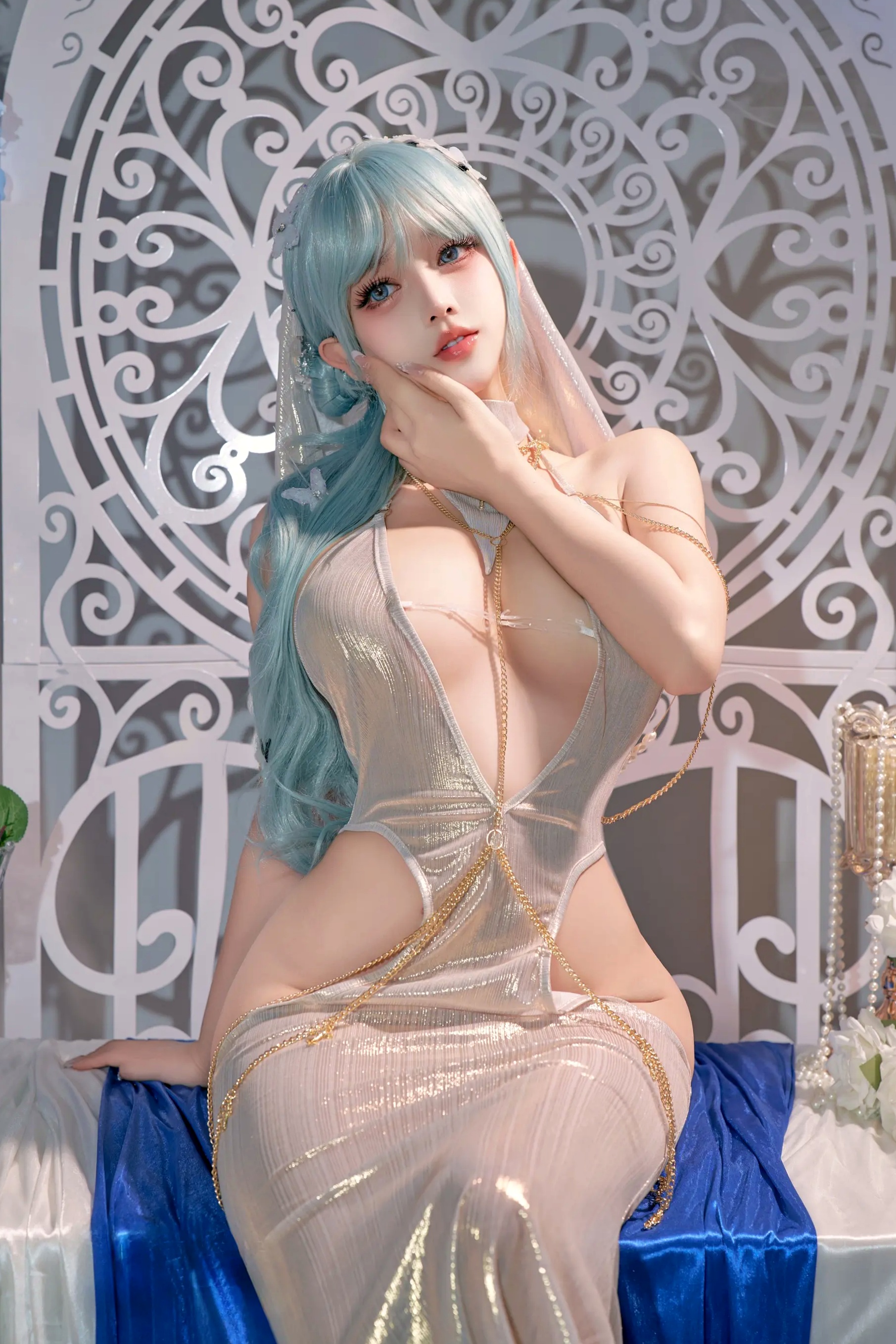 过期米线喵喵《忏悔录》银色抹胸露背礼服唯美Cos，圣女主题极致诱惑写真，尽显女神魅力