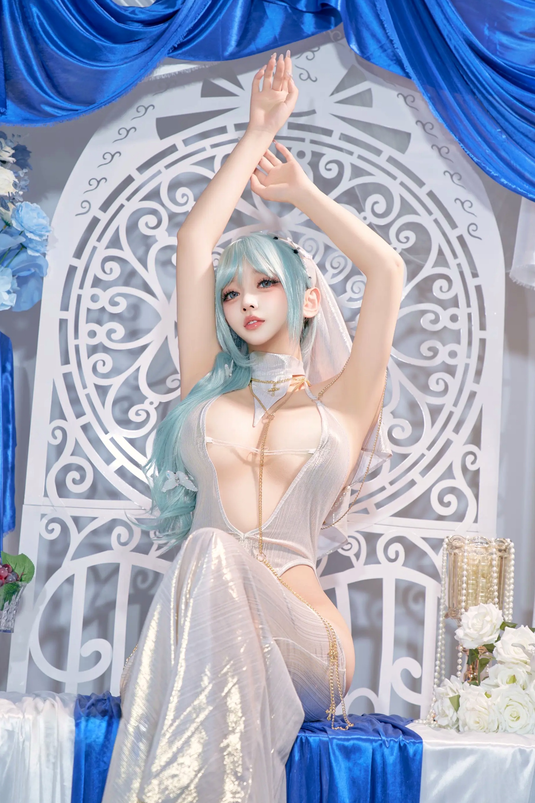 过期米线喵喵《忏悔录》银色抹胸露背礼服唯美Cos，圣女主题极致诱惑写真，尽显女神魅力