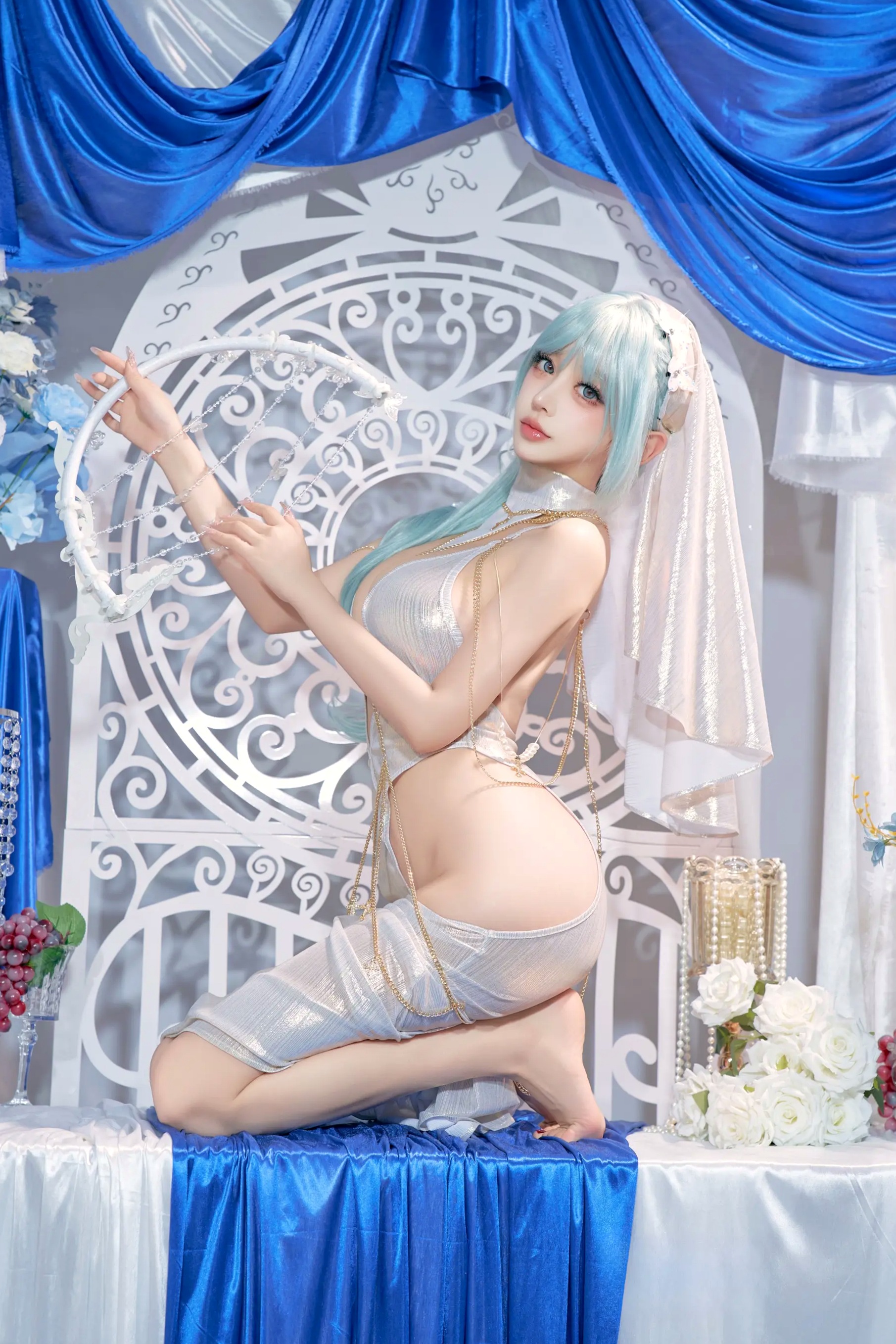 过期米线喵喵《忏悔录》银色抹胸露背礼服唯美Cos，圣女主题极致诱惑写真，尽显女神魅力