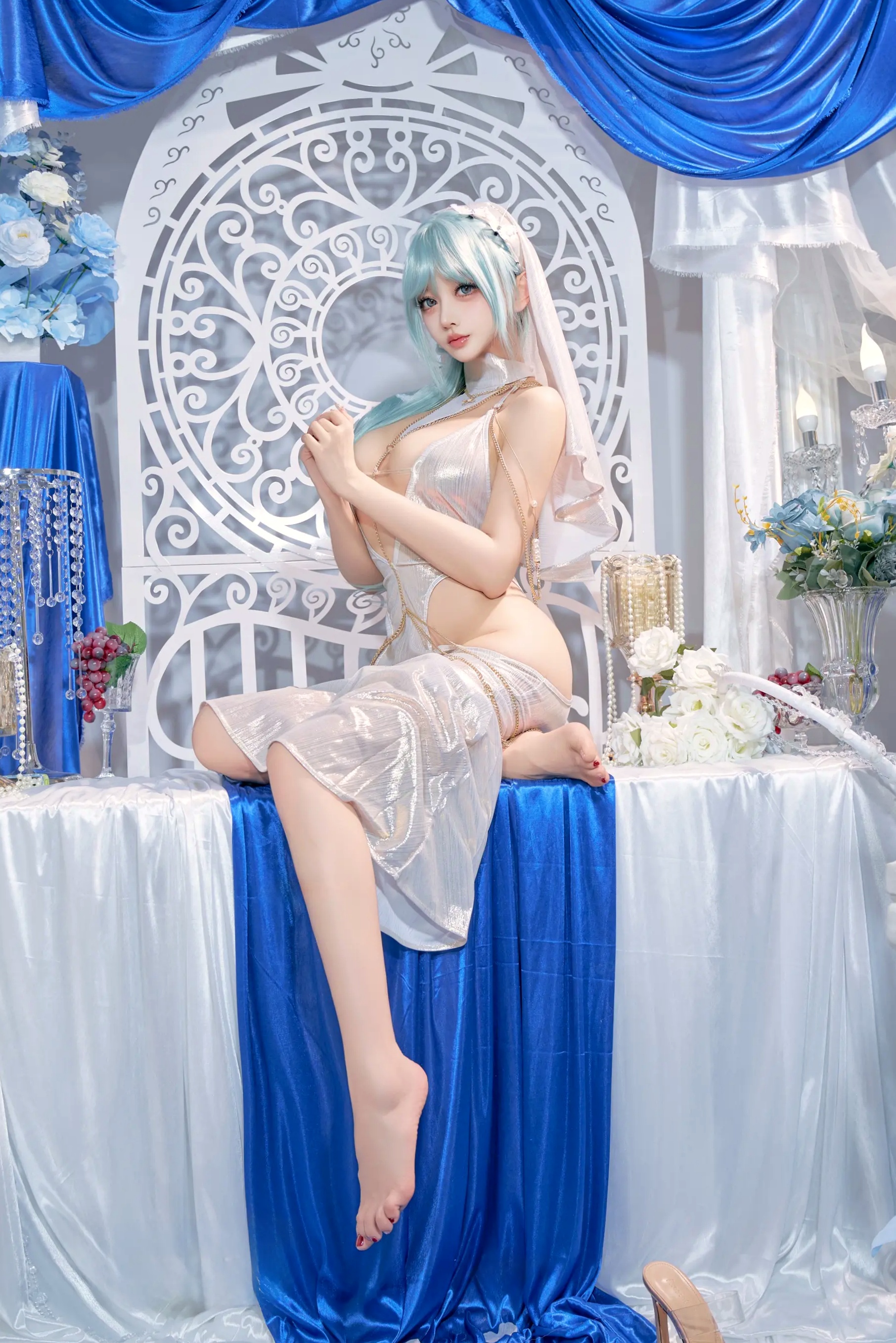 过期米线喵喵《忏悔录》银色抹胸露背礼服唯美Cos，圣女主题极致诱惑写真，尽显女神魅力