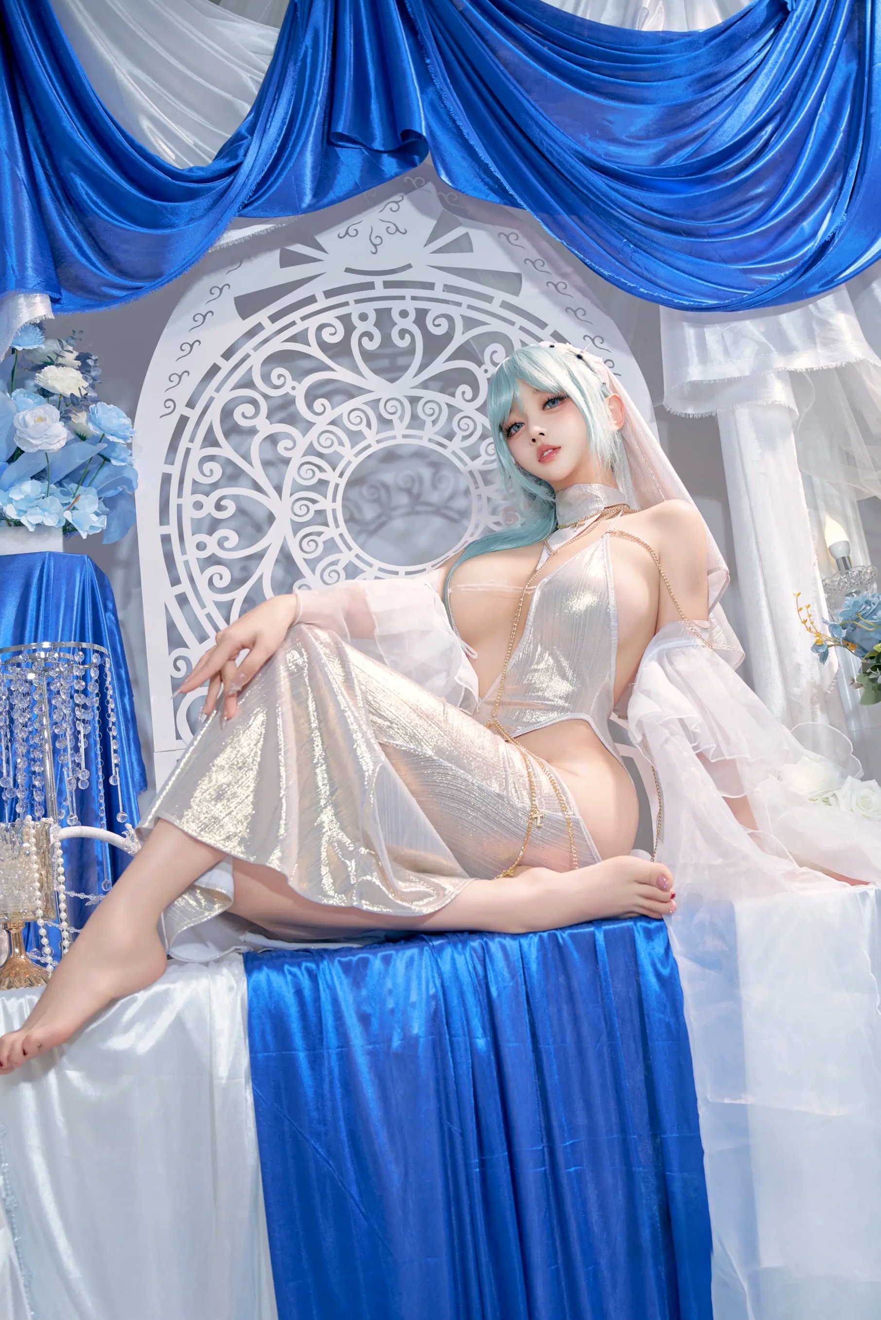 过期米线喵喵《忏悔录》银色抹胸露背礼服唯美Cos，圣女主题极致诱惑写真，尽显女神魅力