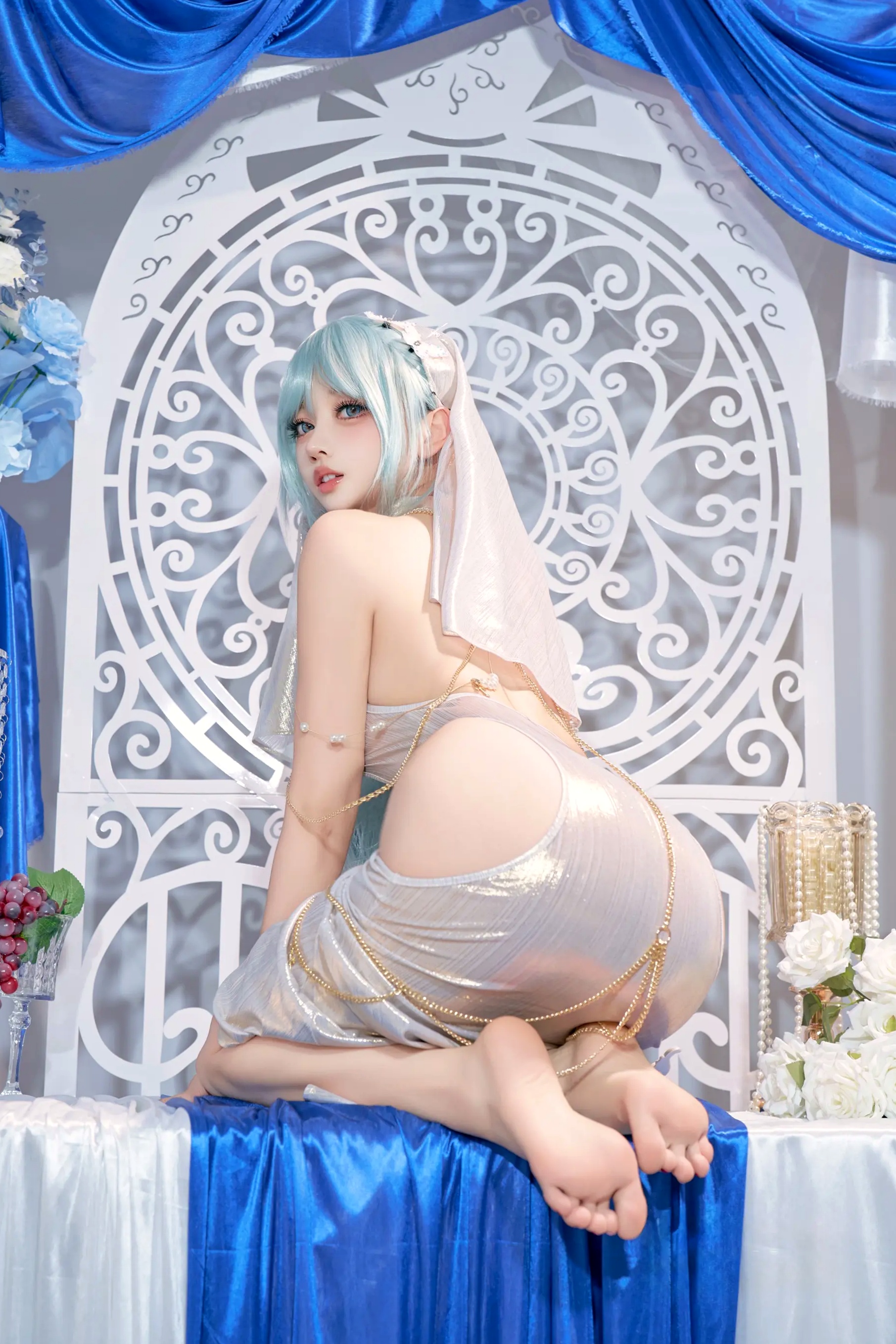 过期米线喵喵《忏悔录》银色抹胸露背礼服唯美Cos，圣女主题极致诱惑写真，尽显女神魅力