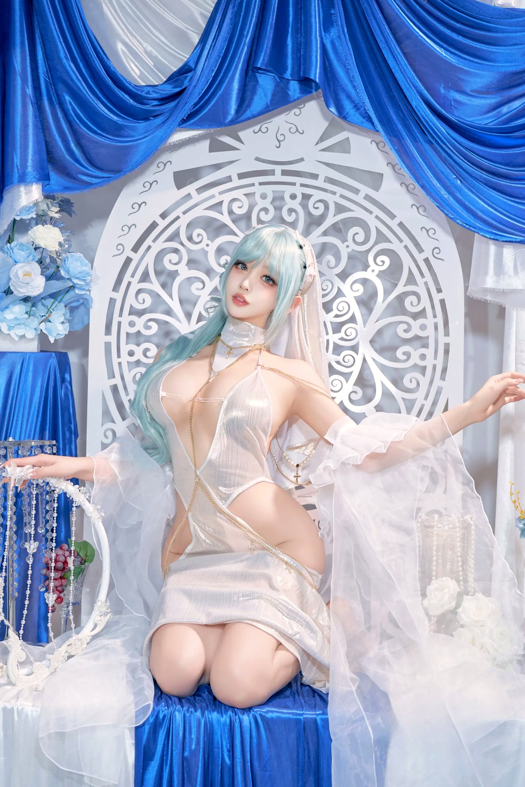 过期米线喵喵《忏悔录》银色抹胸露背礼服唯美Cos，圣女主题极致诱惑写真，尽显女神魅力