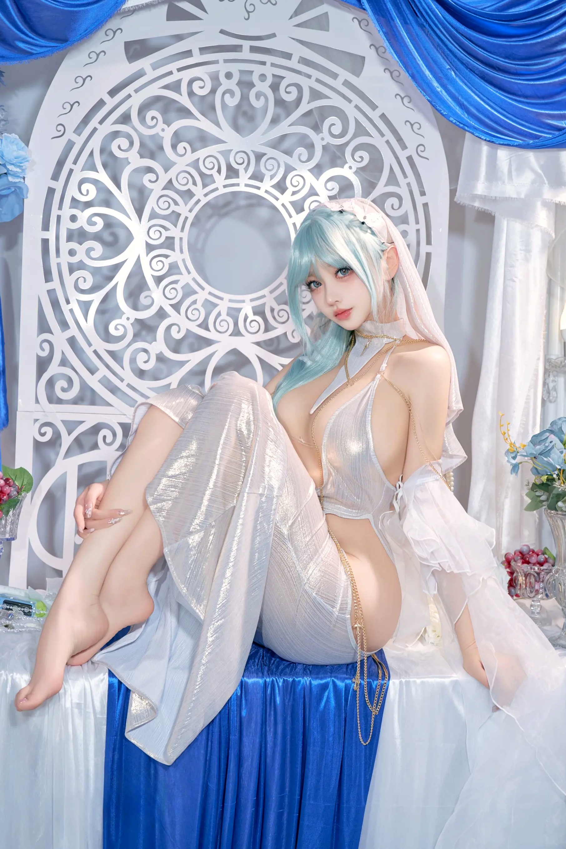 过期米线喵喵《忏悔录》银色抹胸露背礼服唯美Cos，圣女主题极致诱惑写真，尽显女神魅力