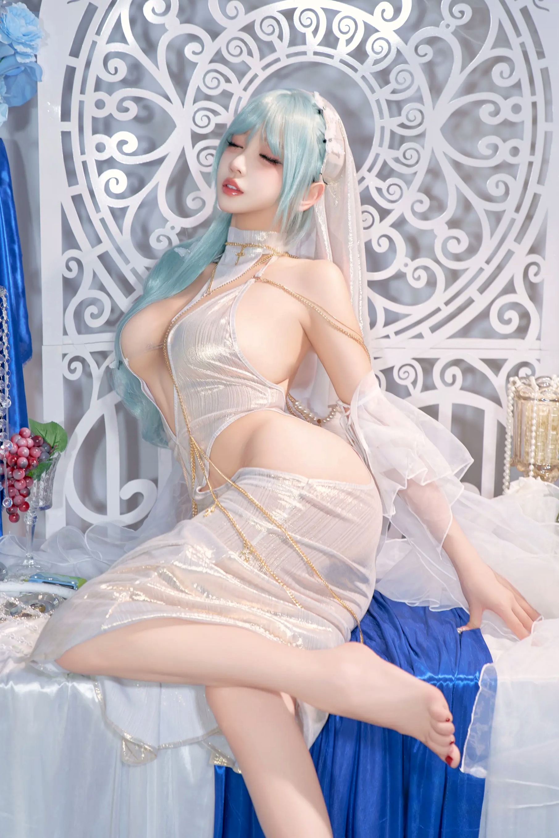 过期米线喵喵《忏悔录》银色抹胸露背礼服唯美Cos，圣女主题极致诱惑写真，尽显女神魅力