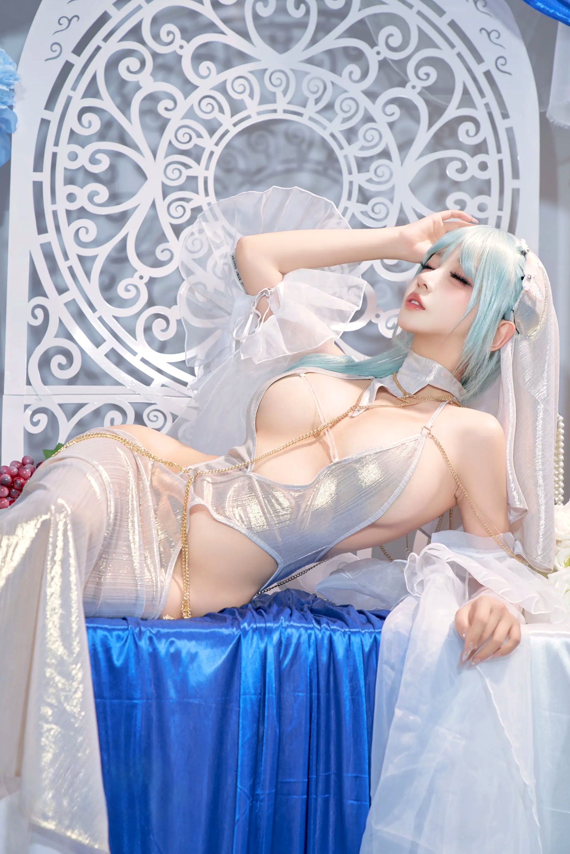 过期米线喵喵《忏悔录》银色抹胸露背礼服唯美Cos，圣女主题极致诱惑写真，尽显女神魅力