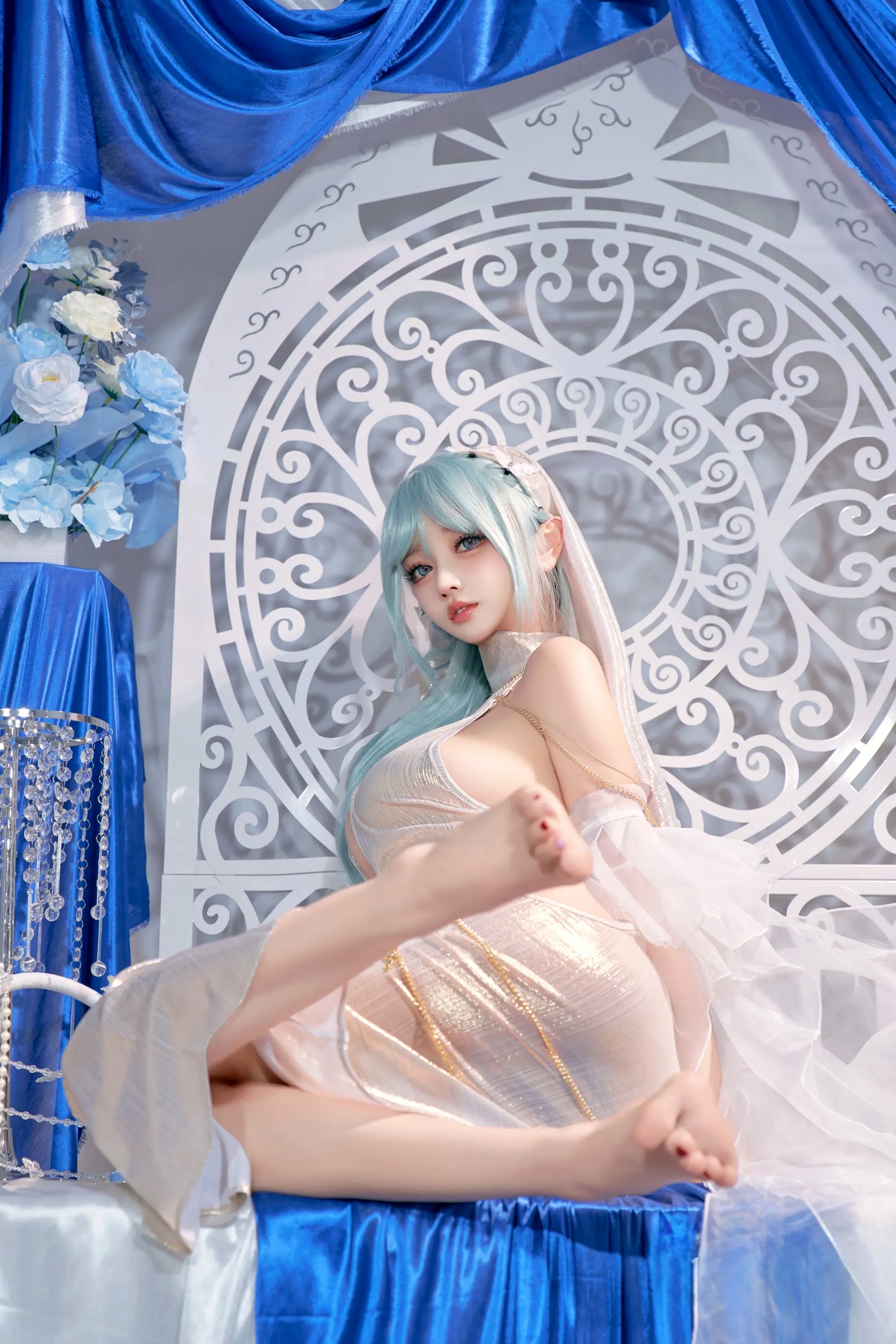 过期米线喵喵《忏悔录》银色抹胸露背礼服唯美Cos，圣女主题极致诱惑写真，尽显女神魅力
