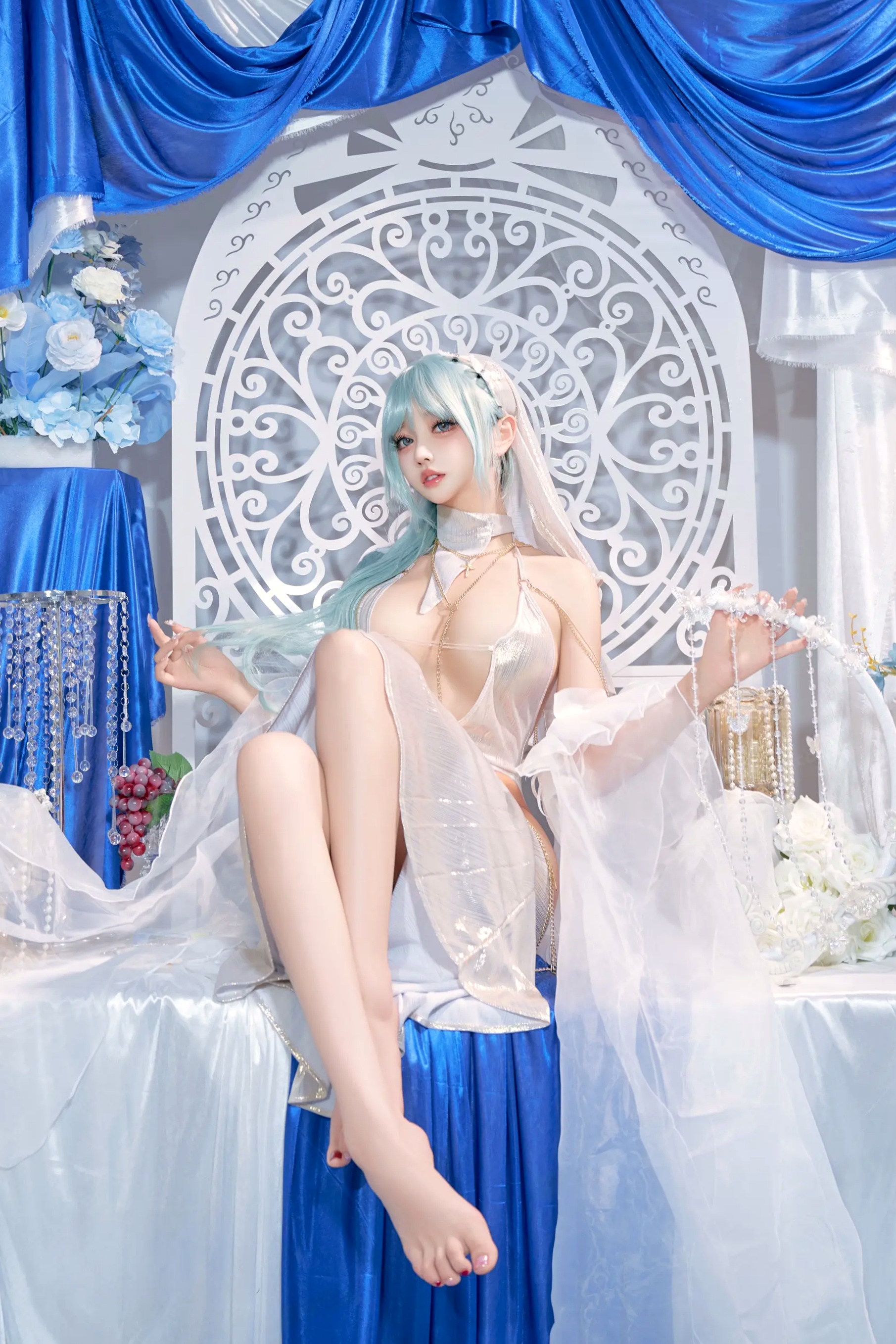 过期米线喵喵《忏悔录》银色抹胸露背礼服唯美Cos，圣女主题极致诱惑写真，尽显女神魅力
