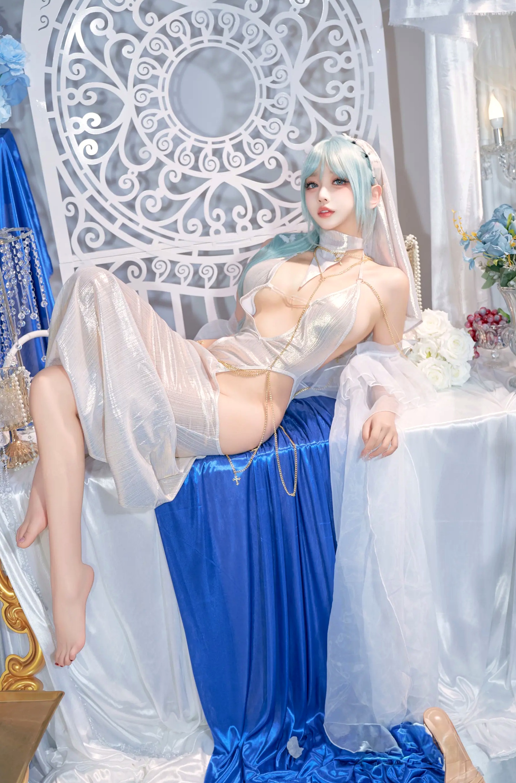 过期米线喵喵《忏悔录》银色抹胸露背礼服唯美Cos，圣女主题极致诱惑写真，尽显女神魅力