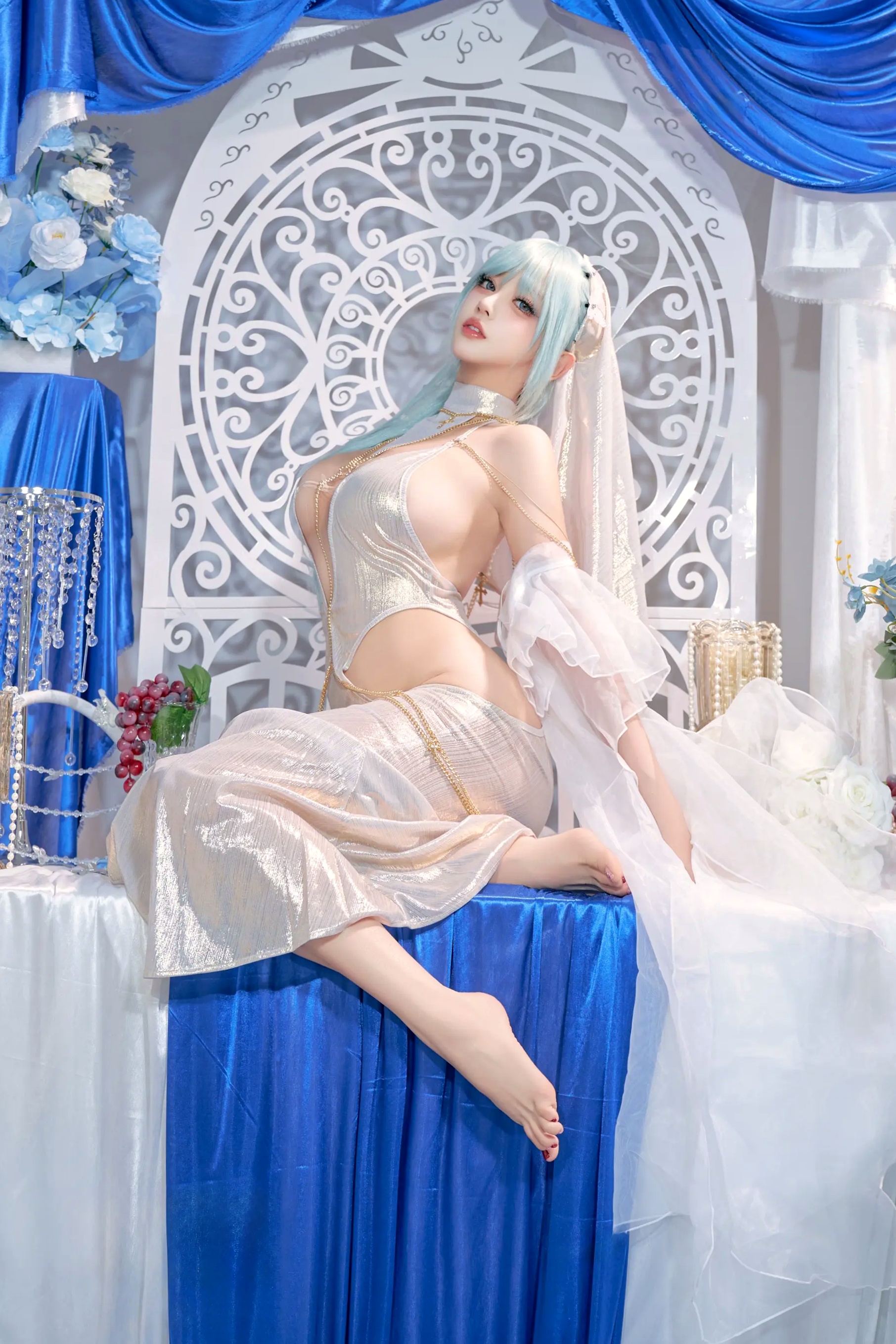 过期米线喵喵《忏悔录》银色抹胸露背礼服唯美Cos，圣女主题极致诱惑写真，尽显女神魅力