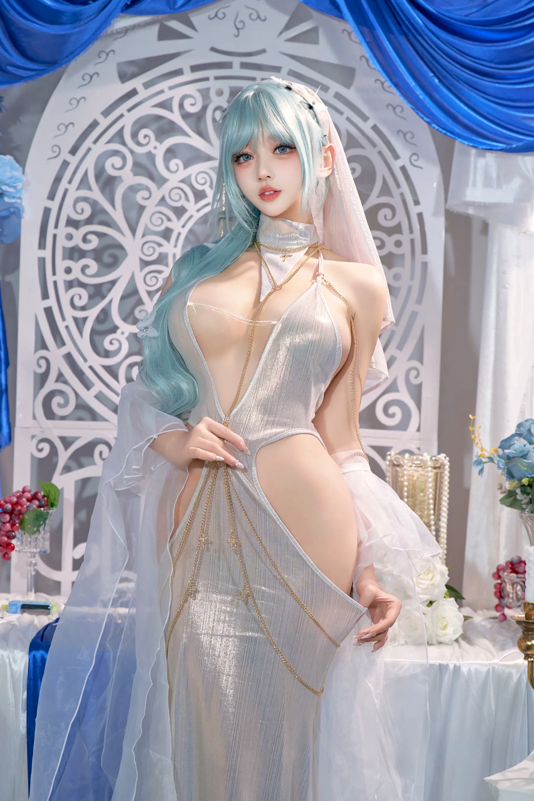 过期米线喵喵《忏悔录》银色抹胸露背礼服唯美Cos，圣女主题极致诱惑写真，尽显女神魅力