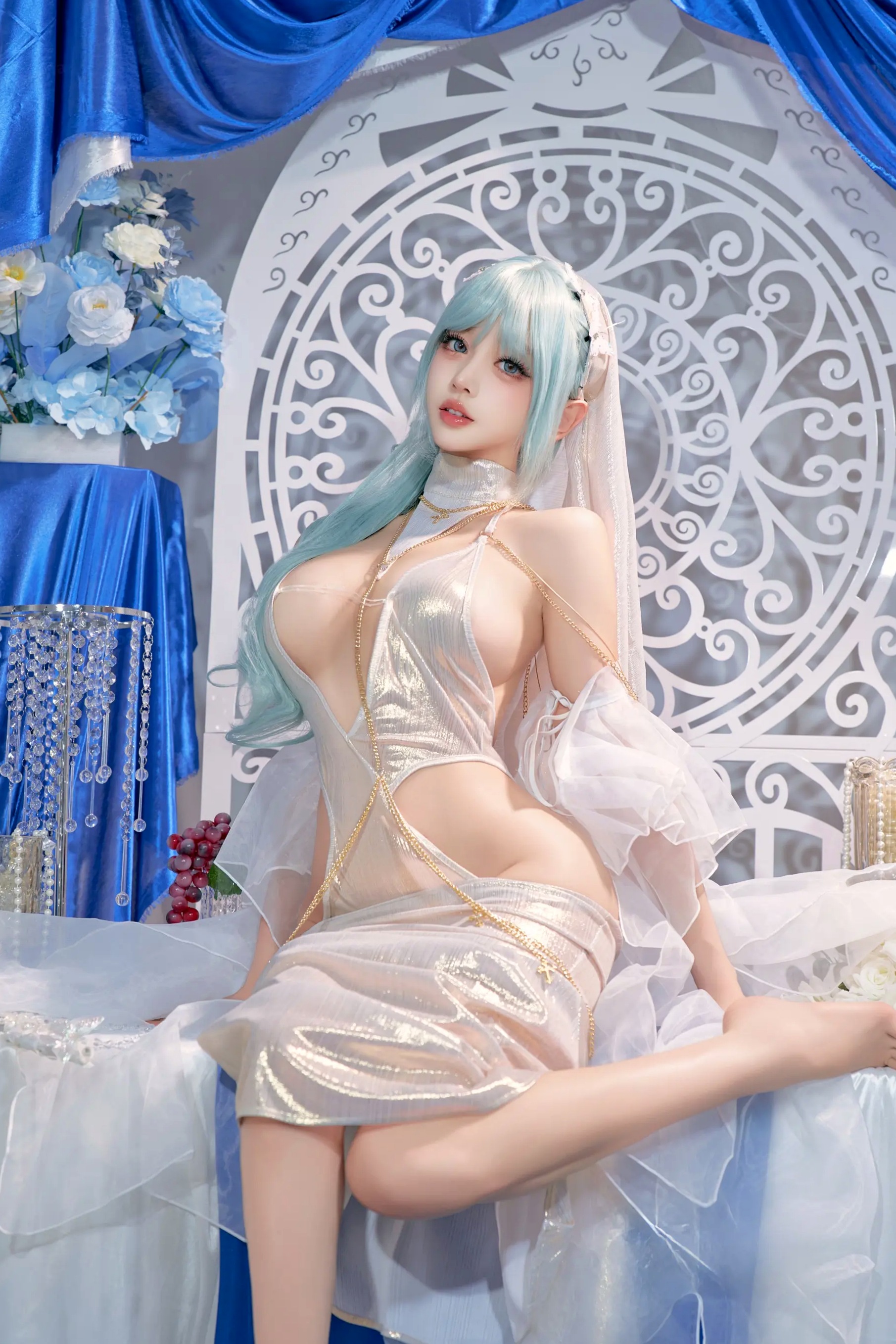 过期米线喵喵《忏悔录》银色抹胸露背礼服唯美Cos，圣女主题极致诱惑写真，尽显女神魅力