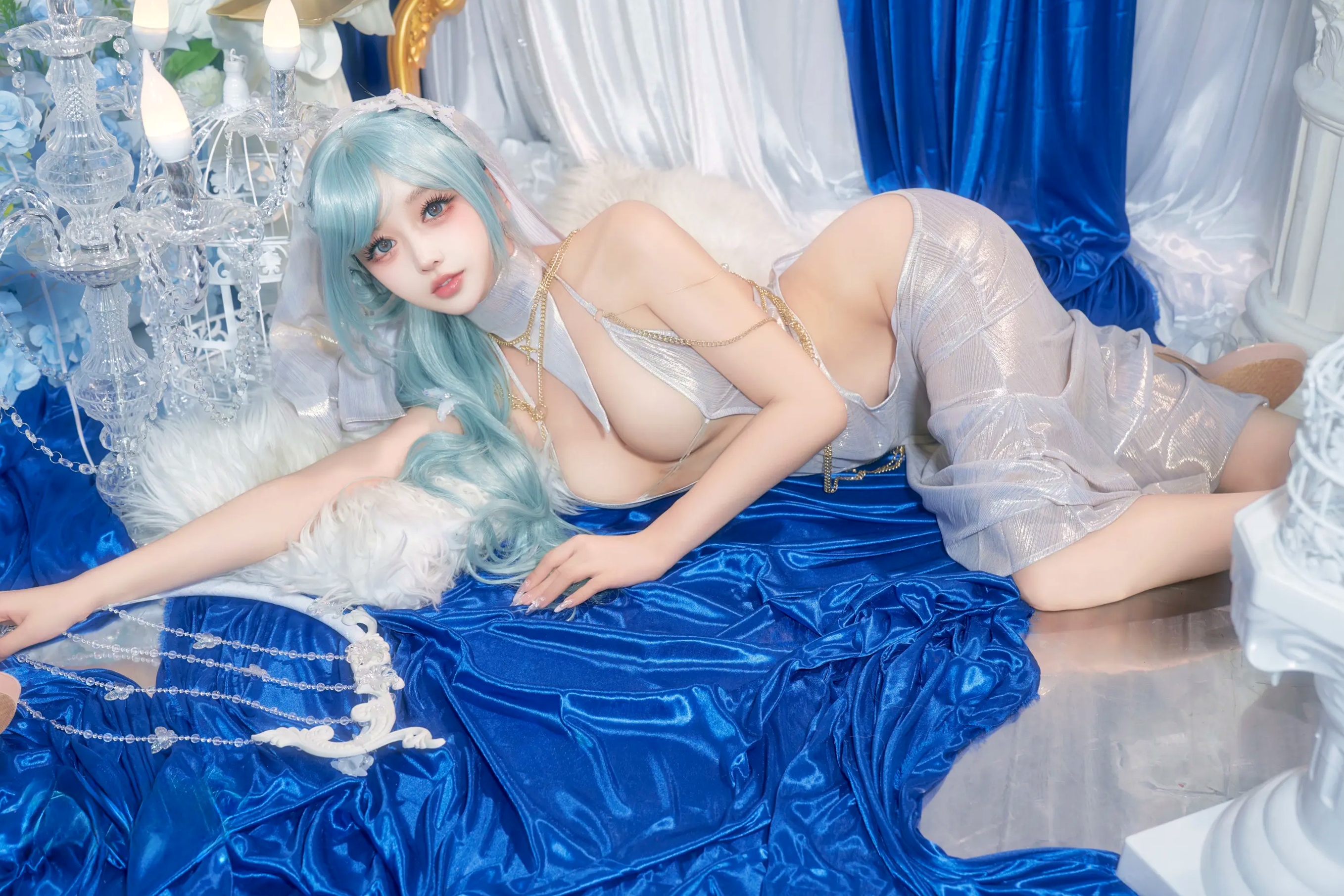 过期米线喵喵《忏悔录》银色抹胸露背礼服唯美Cos，圣女主题极致诱惑写真，尽显女神魅力