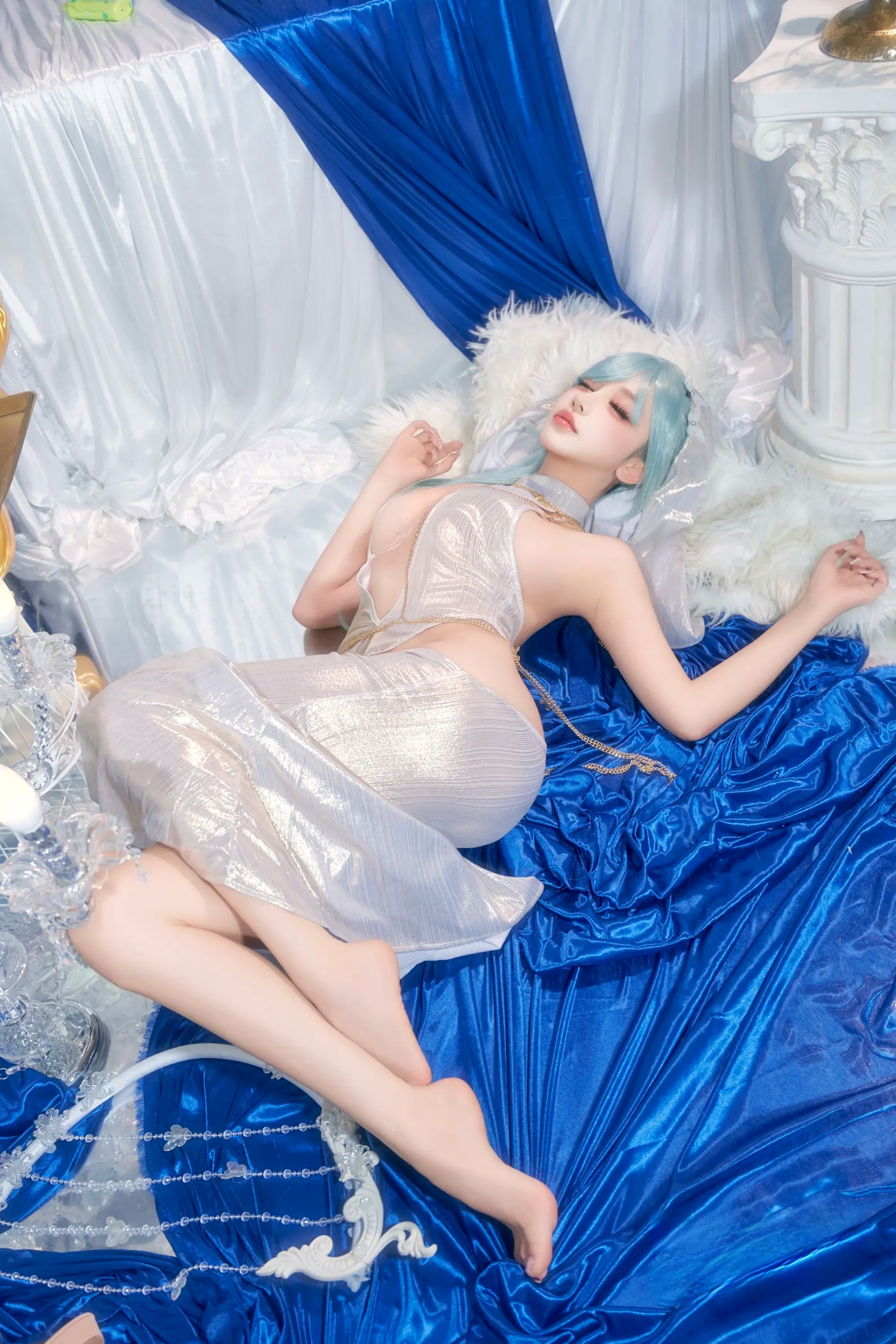 过期米线喵喵《忏悔录》银色抹胸露背礼服唯美Cos，圣女主题极致诱惑写真，尽显女神魅力