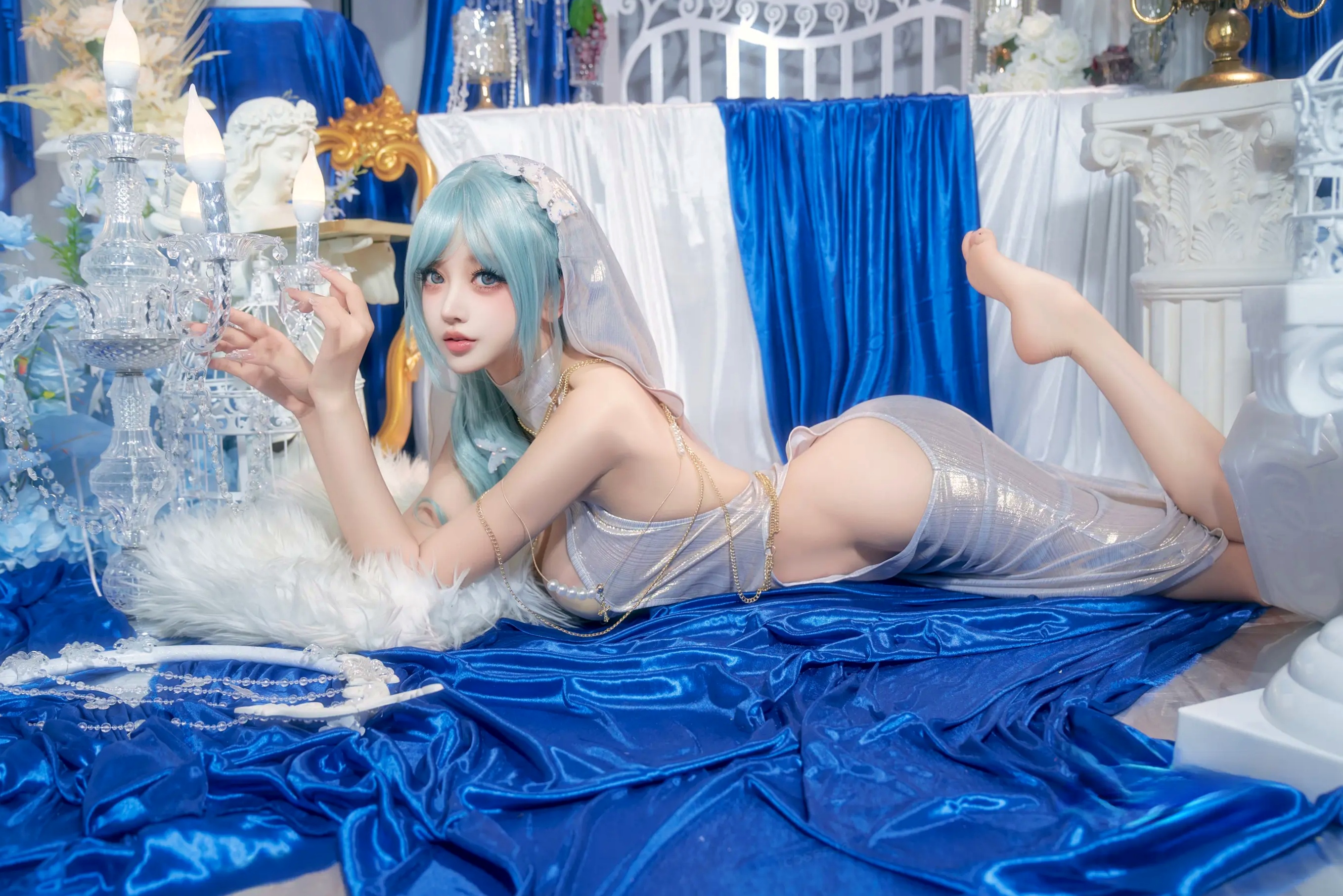 过期米线喵喵《忏悔录》银色抹胸露背礼服唯美Cos，圣女主题极致诱惑写真，尽显女神魅力