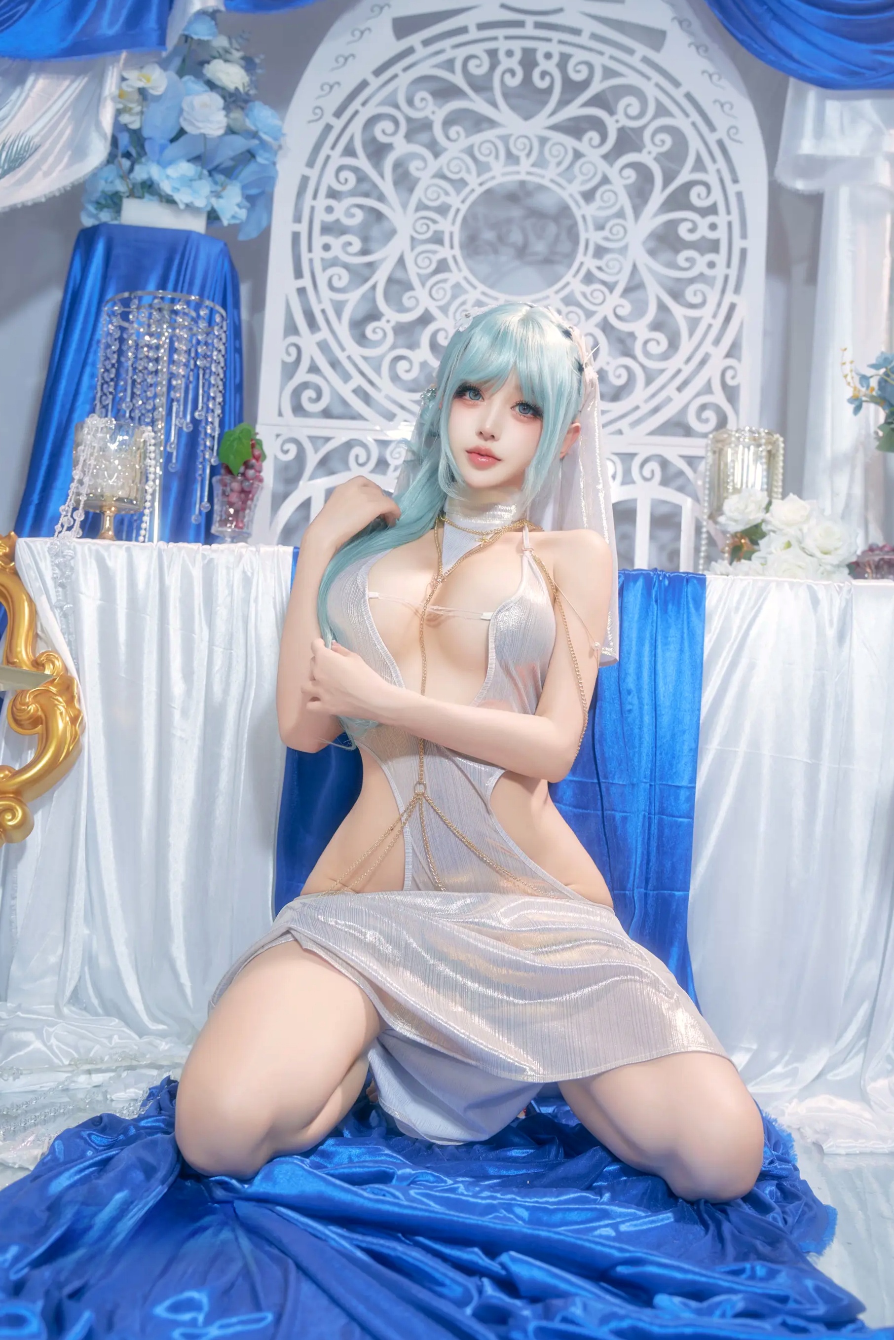 过期米线喵喵《忏悔录》银色抹胸露背礼服唯美Cos，圣女主题极致诱惑写真，尽显女神魅力
