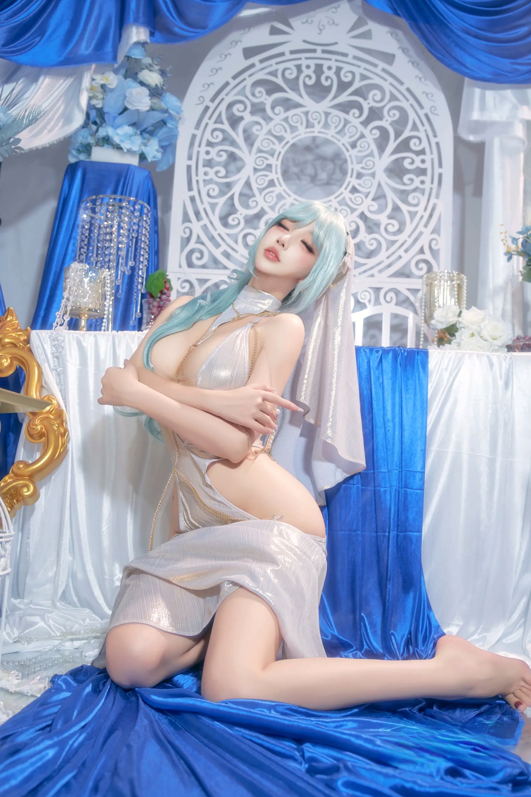 过期米线喵喵《忏悔录》银色抹胸露背礼服唯美Cos，圣女主题极致诱惑写真，尽显女神魅力