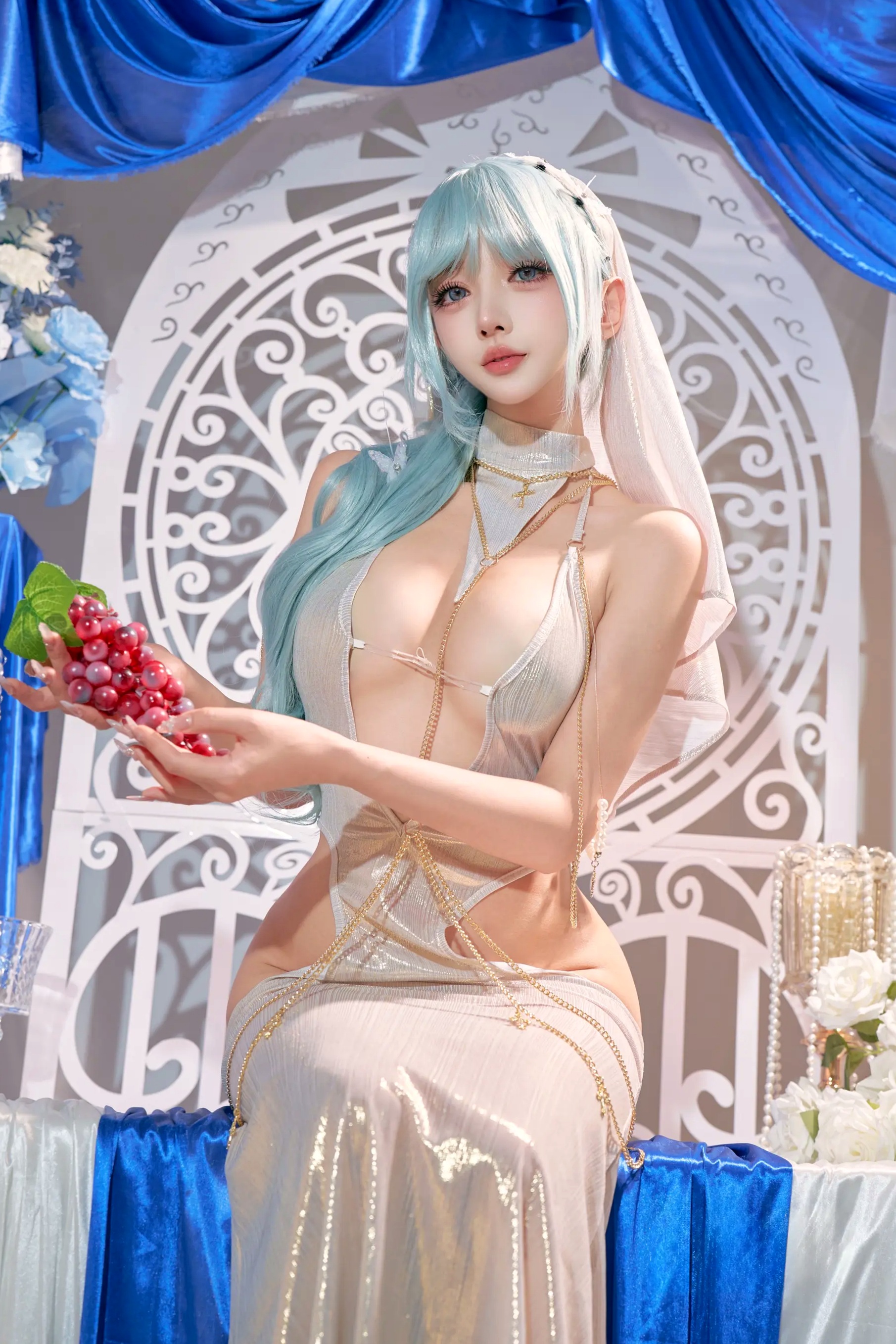 过期米线喵喵《忏悔录》银色抹胸露背礼服唯美Cos，圣女主题极致诱惑写真，尽显女神魅力
