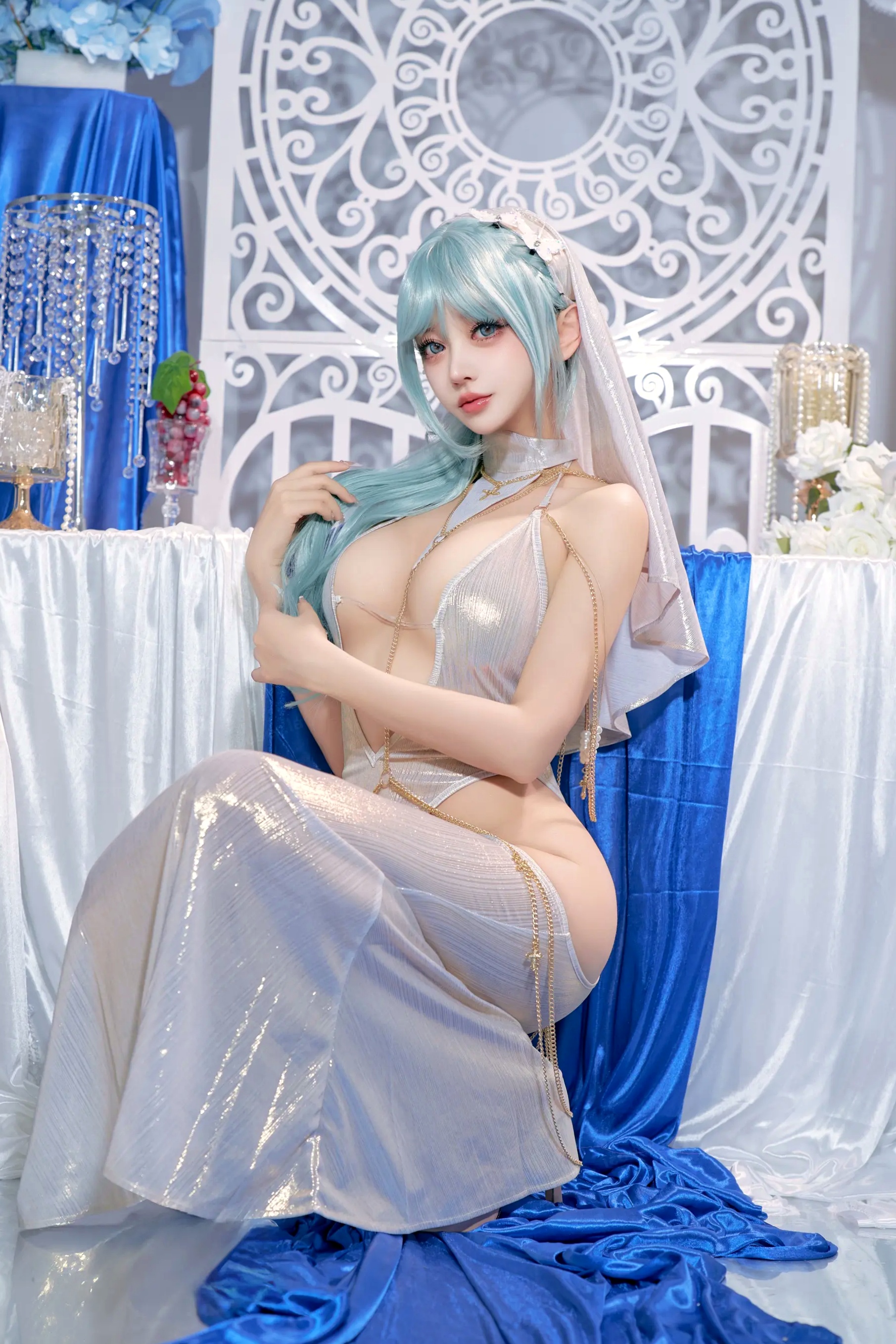 过期米线喵喵《忏悔录》银色抹胸露背礼服唯美Cos，圣女主题极致诱惑写真，尽显女神魅力