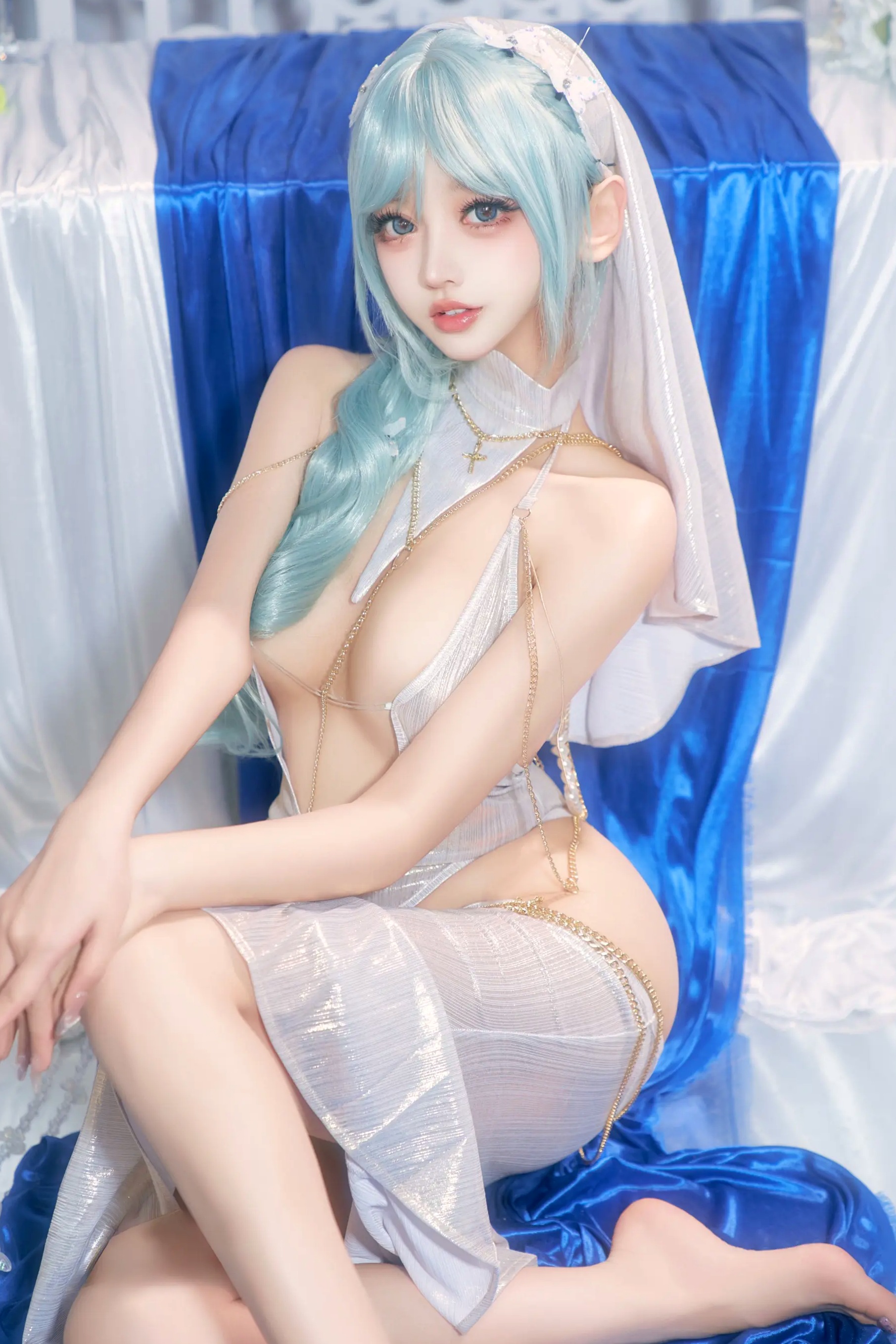 过期米线喵喵《忏悔录》银色抹胸露背礼服唯美Cos，圣女主题极致诱惑写真，尽显女神魅力