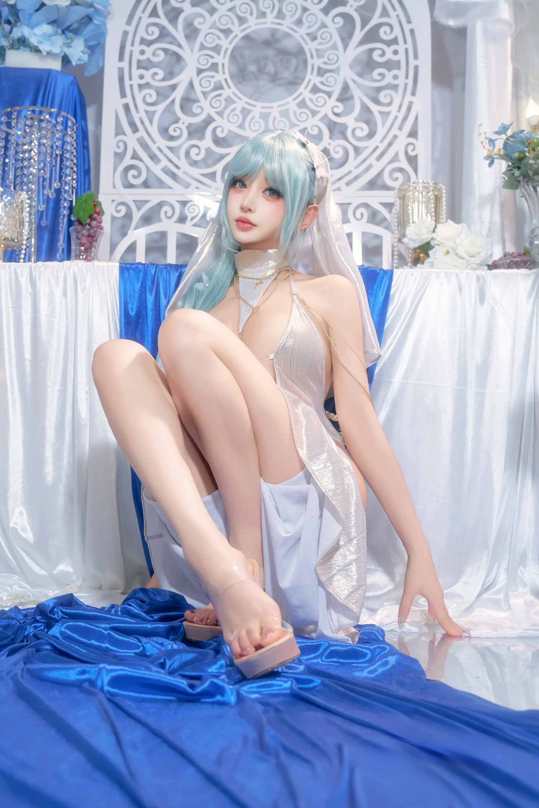 过期米线喵喵《忏悔录》银色抹胸露背礼服唯美Cos，圣女主题极致诱惑写真，尽显女神魅力