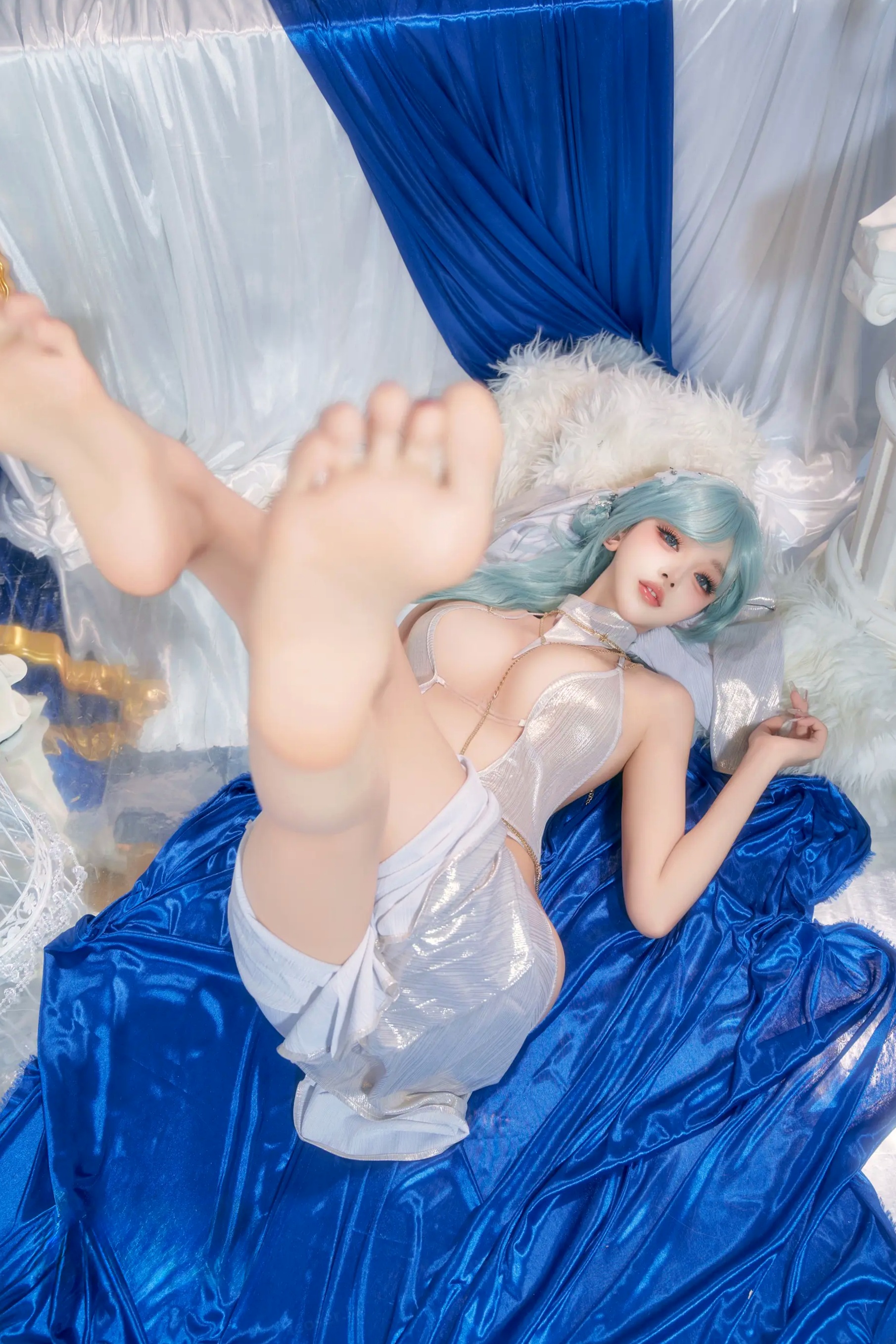 过期米线喵喵《忏悔录》银色抹胸露背礼服唯美Cos，圣女主题极致诱惑写真，尽显女神魅力