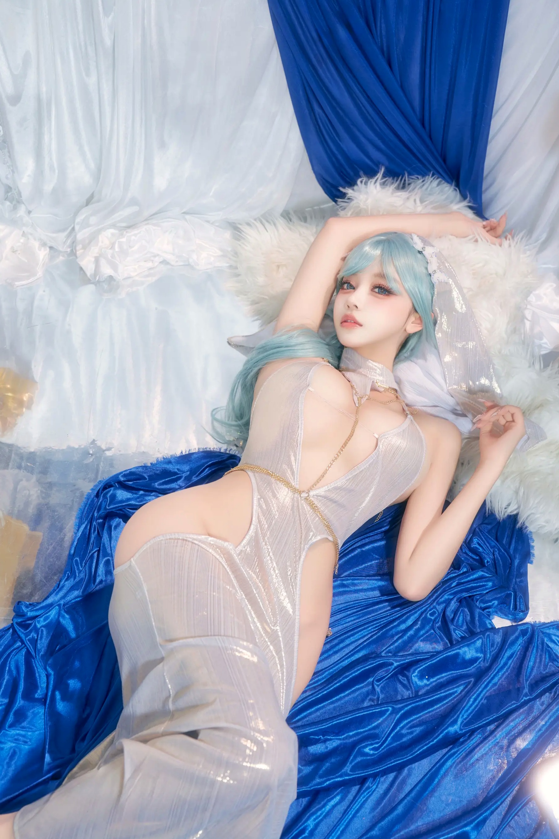 过期米线喵喵《忏悔录》银色抹胸露背礼服唯美Cos，圣女主题极致诱惑写真，尽显女神魅力