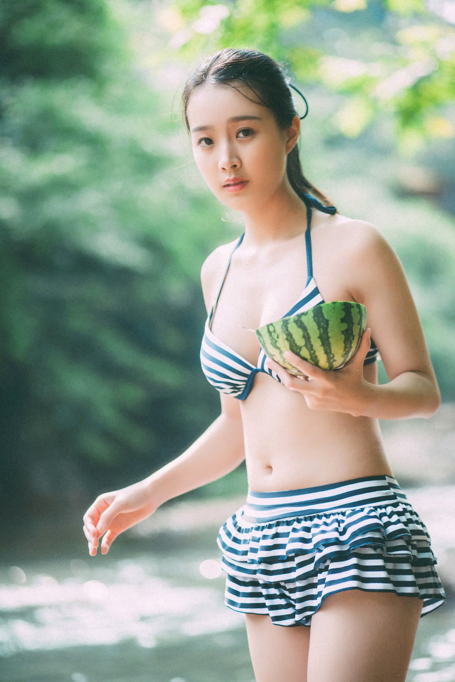 Gallery - [YITUYU]艺图语 - Art Language ：清凉之夏，溪边少女身着条纹比基尼，清纯唯美，夏日泳装清新私房写真清新比基尼户外治愈系私房照 女神私房照_秀色女神 - image 1