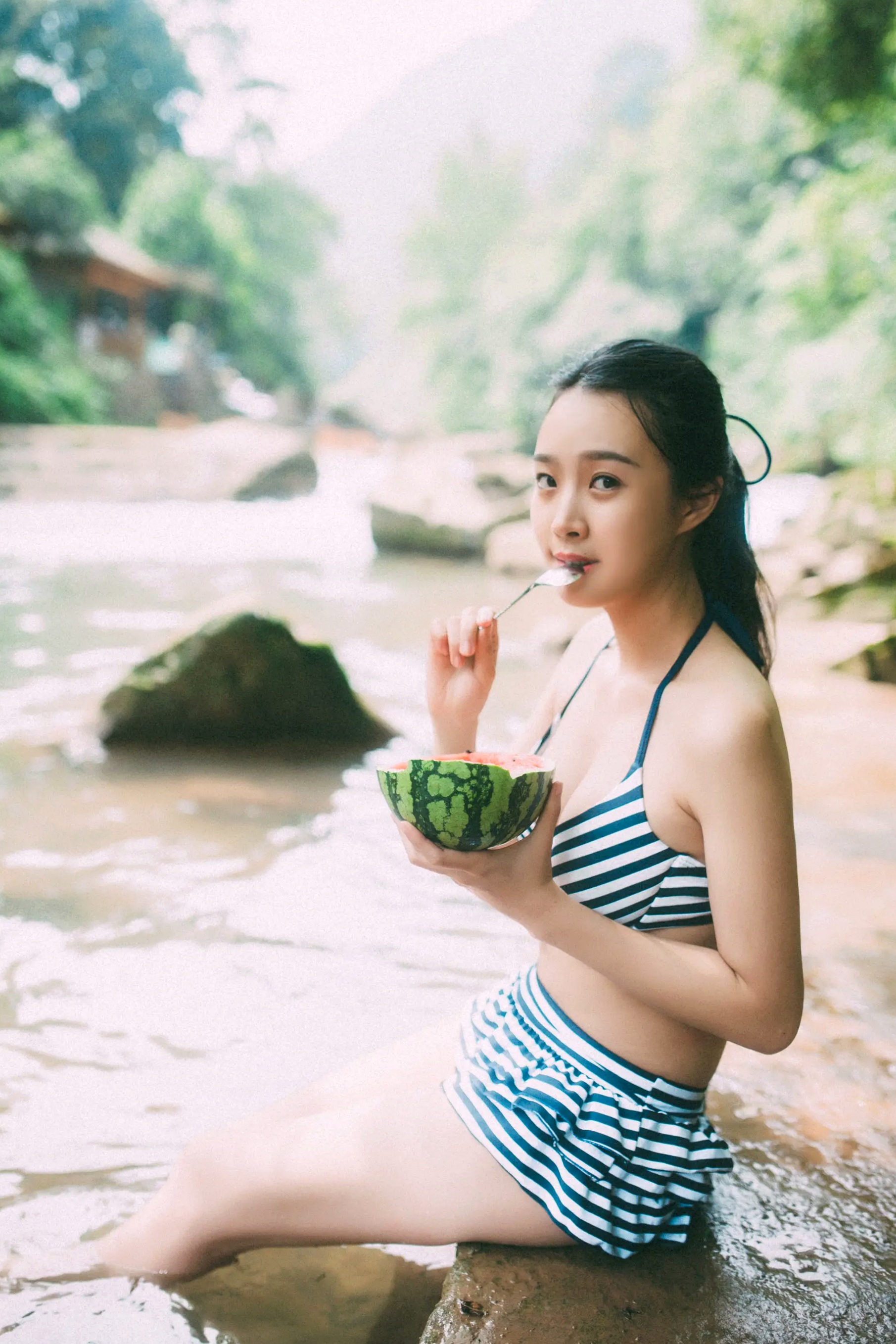 Gallery - [YITUYU]艺图语 - Art Language ：清凉之夏，溪边少女身着条纹比基尼，清纯唯美，夏日泳装清新私房写真清新比基尼户外治愈系私房照 女神私房照_秀色女神 - image 2