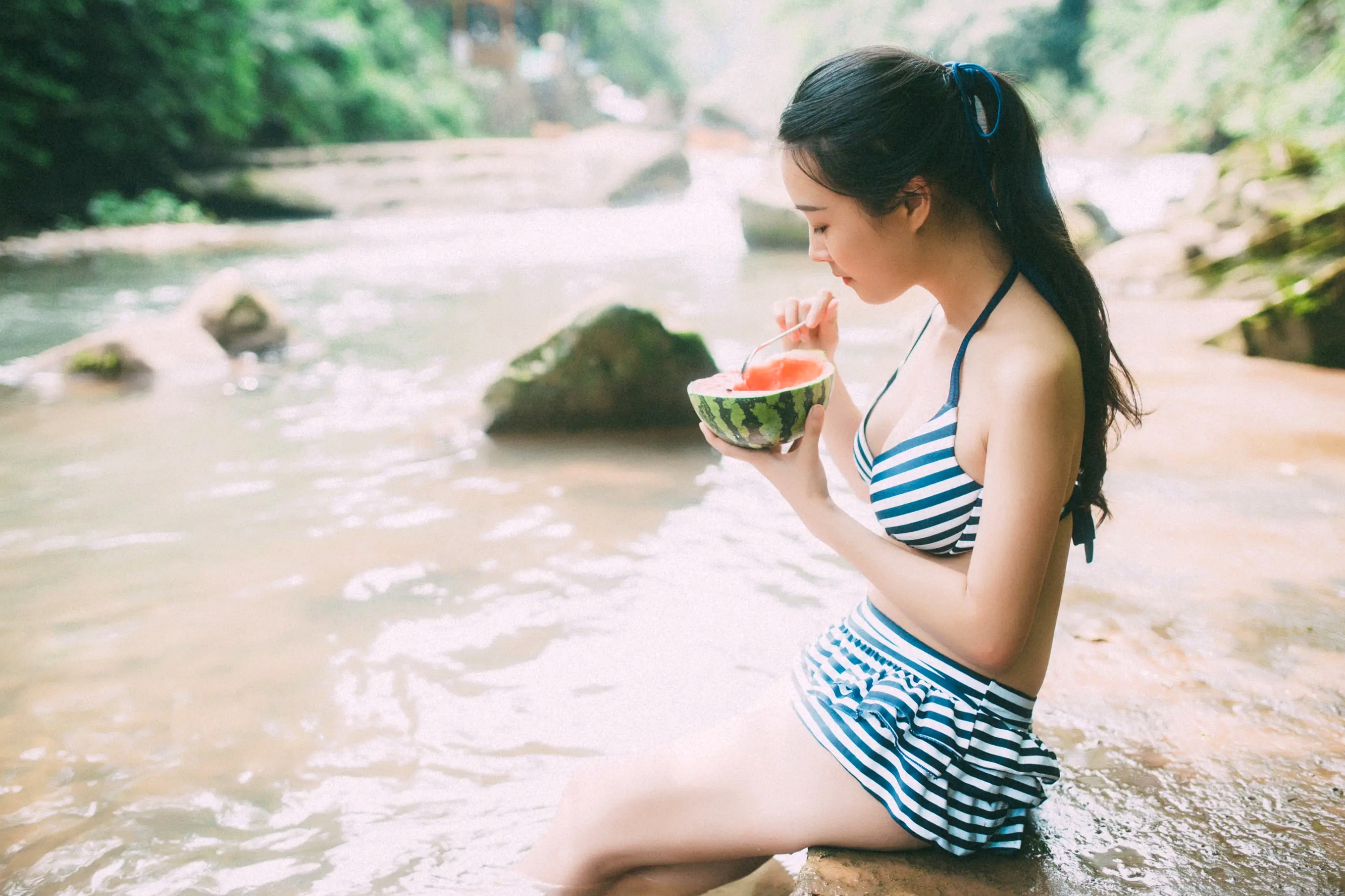 Gallery - [YITUYU]艺图语 - Art Language ：清凉之夏，溪边少女身着条纹比基尼，清纯唯美，夏日泳装清新私房写真清新比基尼户外治愈系私房照 女神私房照_秀色女神 - image 3