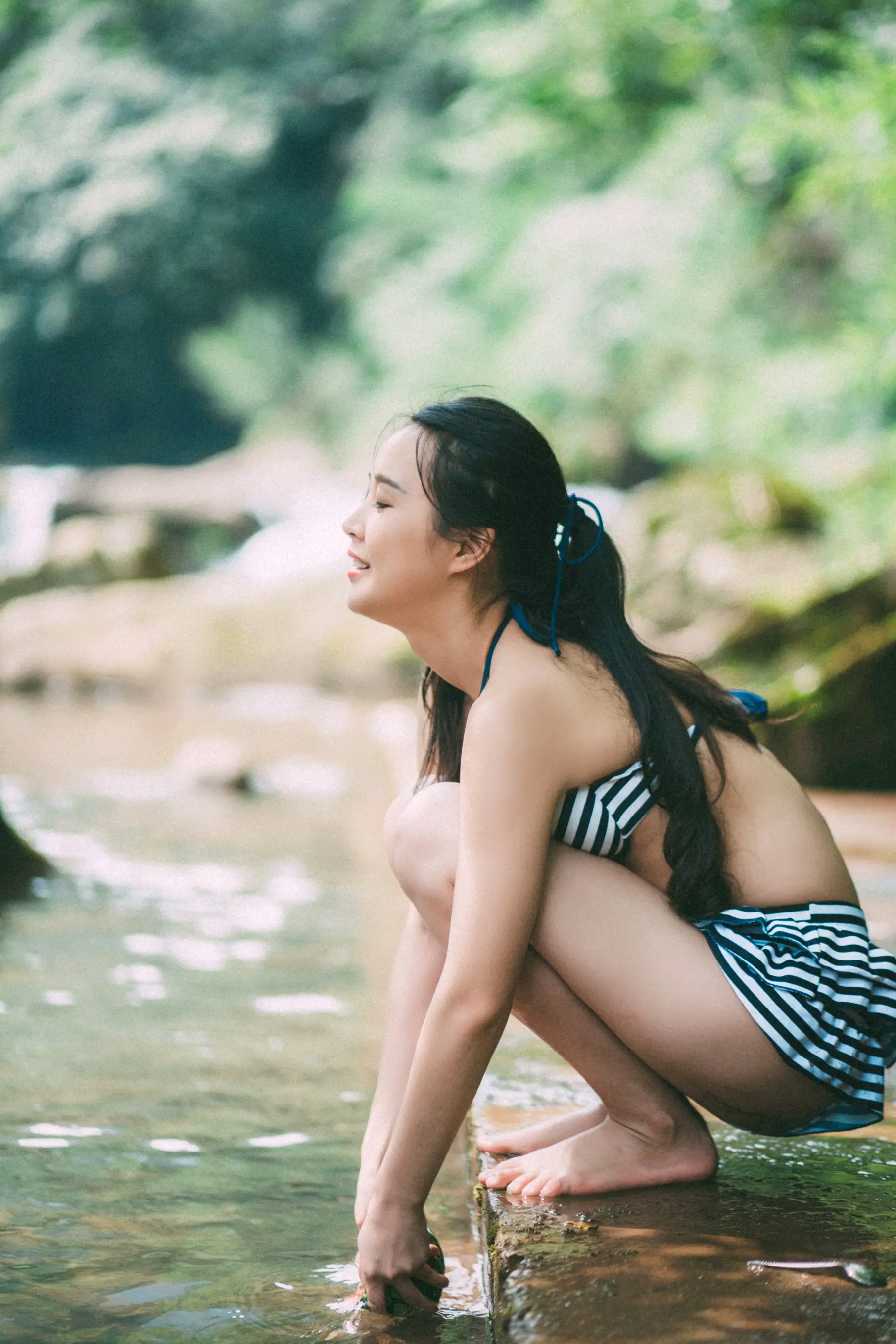 Gallery - [YITUYU]艺图语 - Art Language ：清凉之夏，溪边少女身着条纹比基尼，清纯唯美，夏日泳装清新私房写真清新比基尼户外治愈系私房照 女神私房照_秀色女神 - image 6