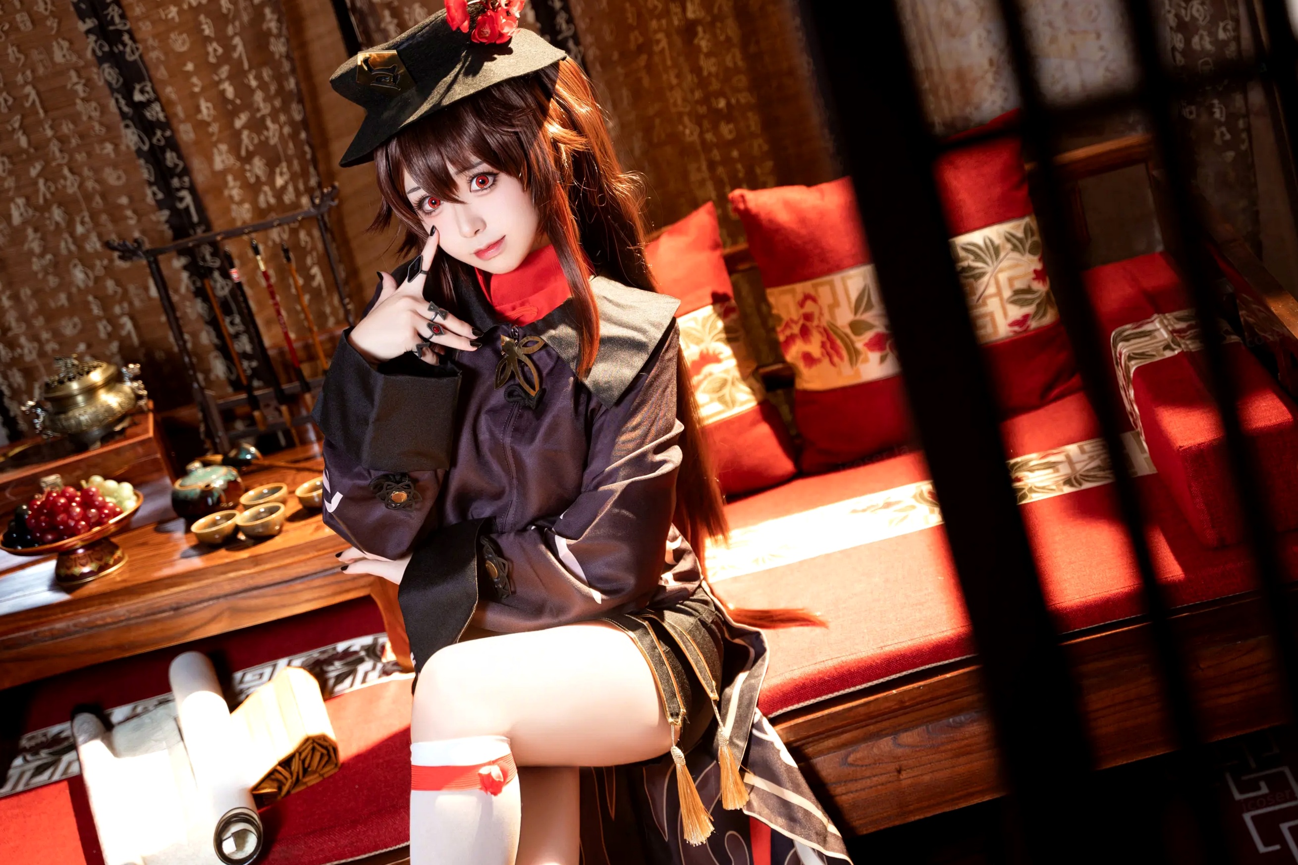 Gallery - 虎森森原神胡桃Cosplay性感女仆装诱惑写真，精致妆容还原二次元魅力[51P]性感诱惑角色扮演私房照 女神私房照_秀色女神 - image 9