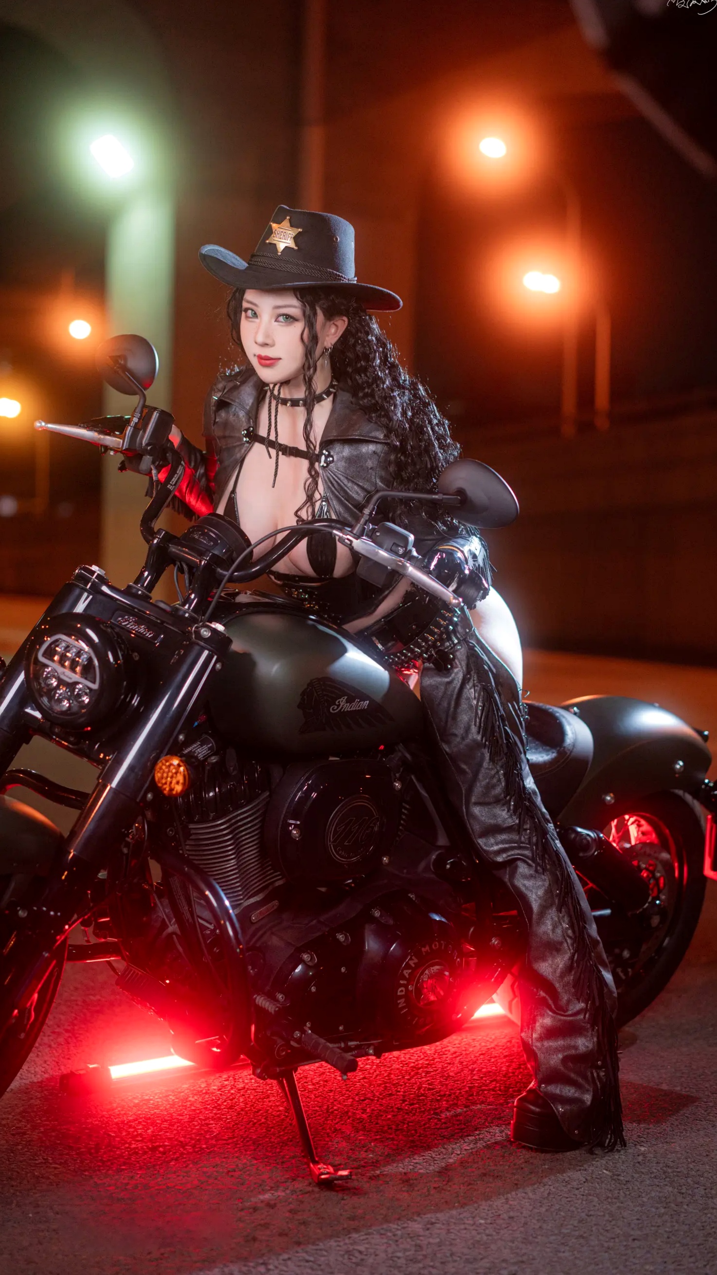 皮皮奶歪萌牛仔写真，夜色机车下的狂野女牛仔，极致性感皮衣诱惑视觉大赏