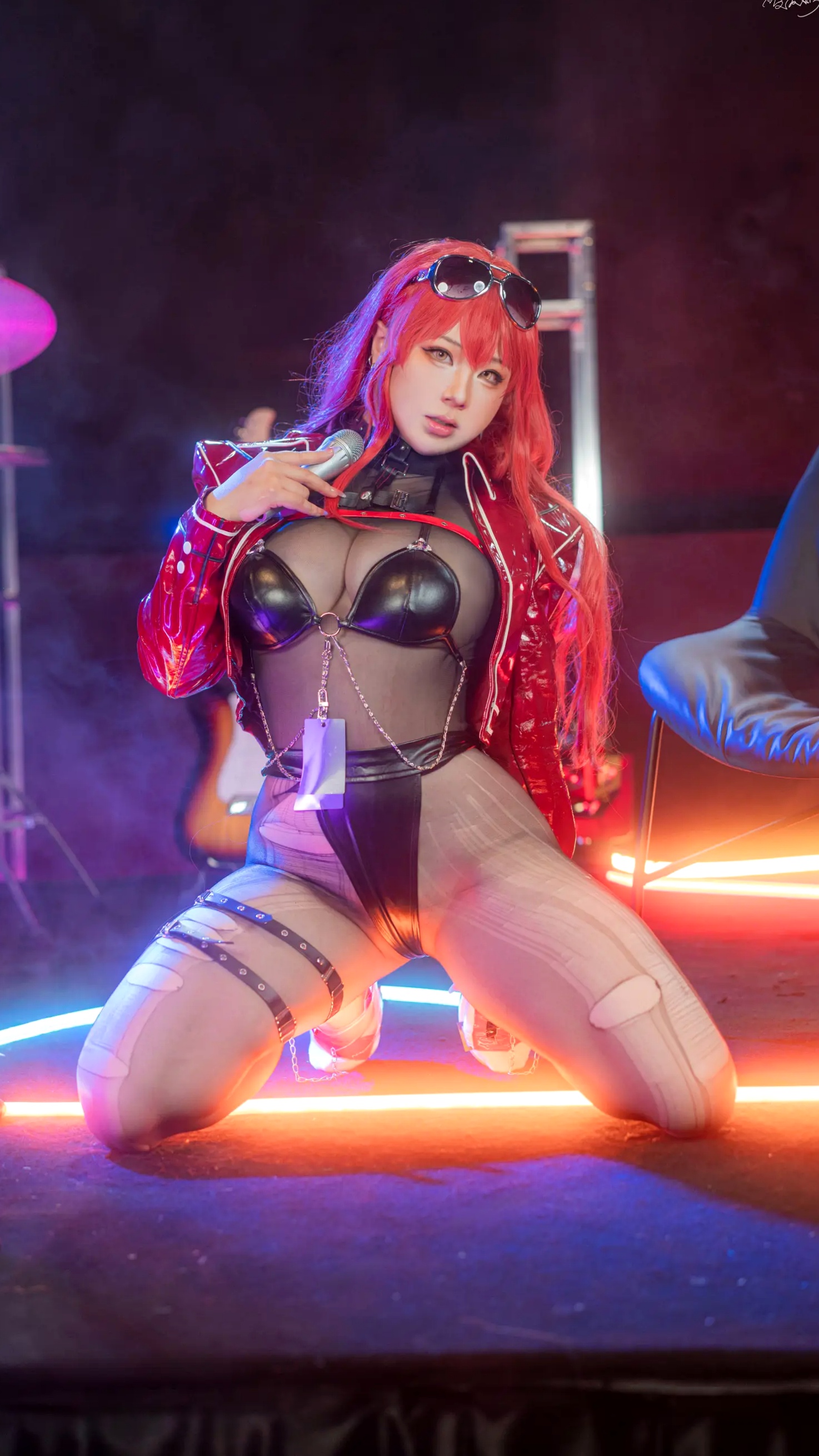 Gallery - 皮皮奶Nikke胜利女神沃伦姆Cosplay - 性感摇滚歌手舞台私房照 极致诱惑大尺度套图角色扮演性感诱惑美腿丝袜 女神私房照_秀色女神 - image 9