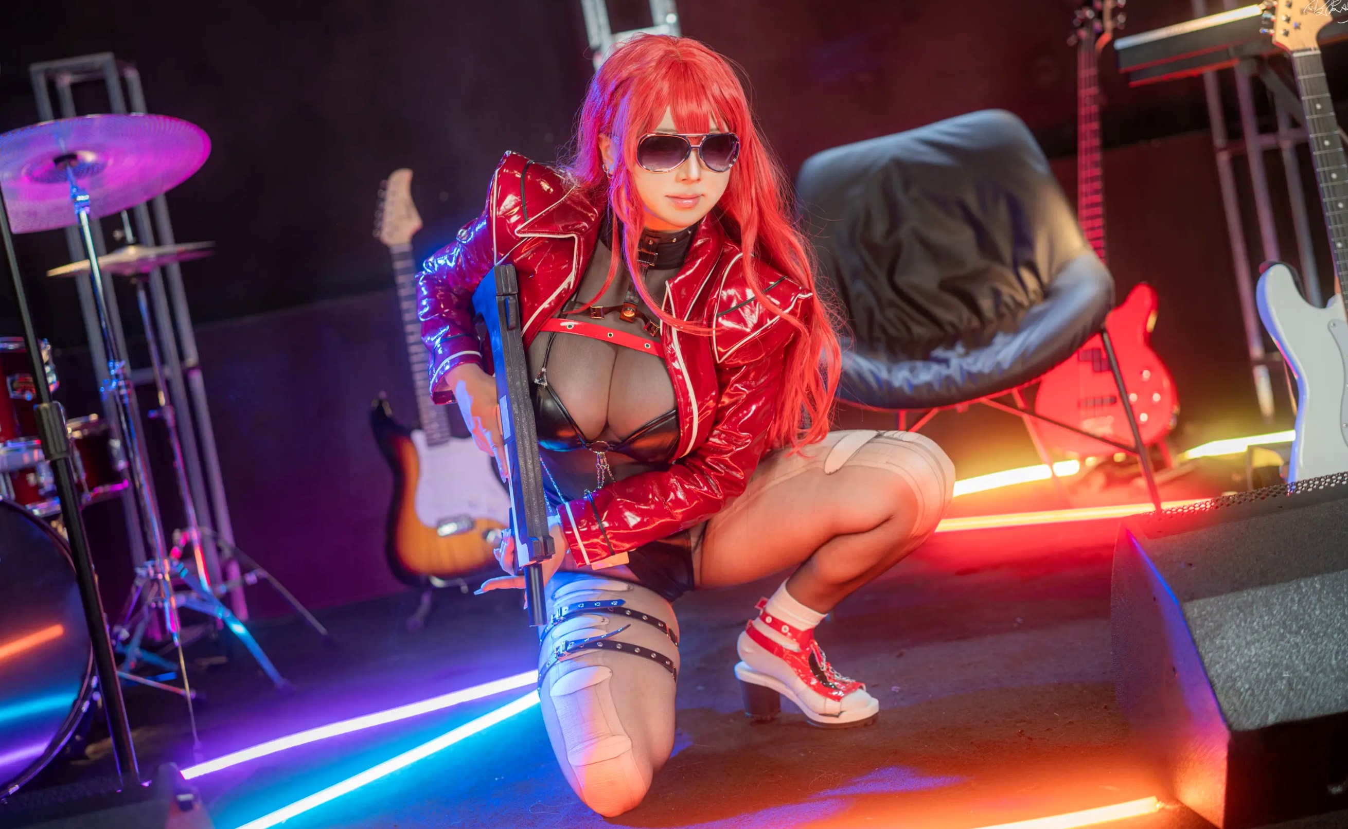 皮皮奶Nikke胜利女神沃伦姆Cosplay - 性感摇滚歌手舞台私房照 极致诱惑大尺度套图