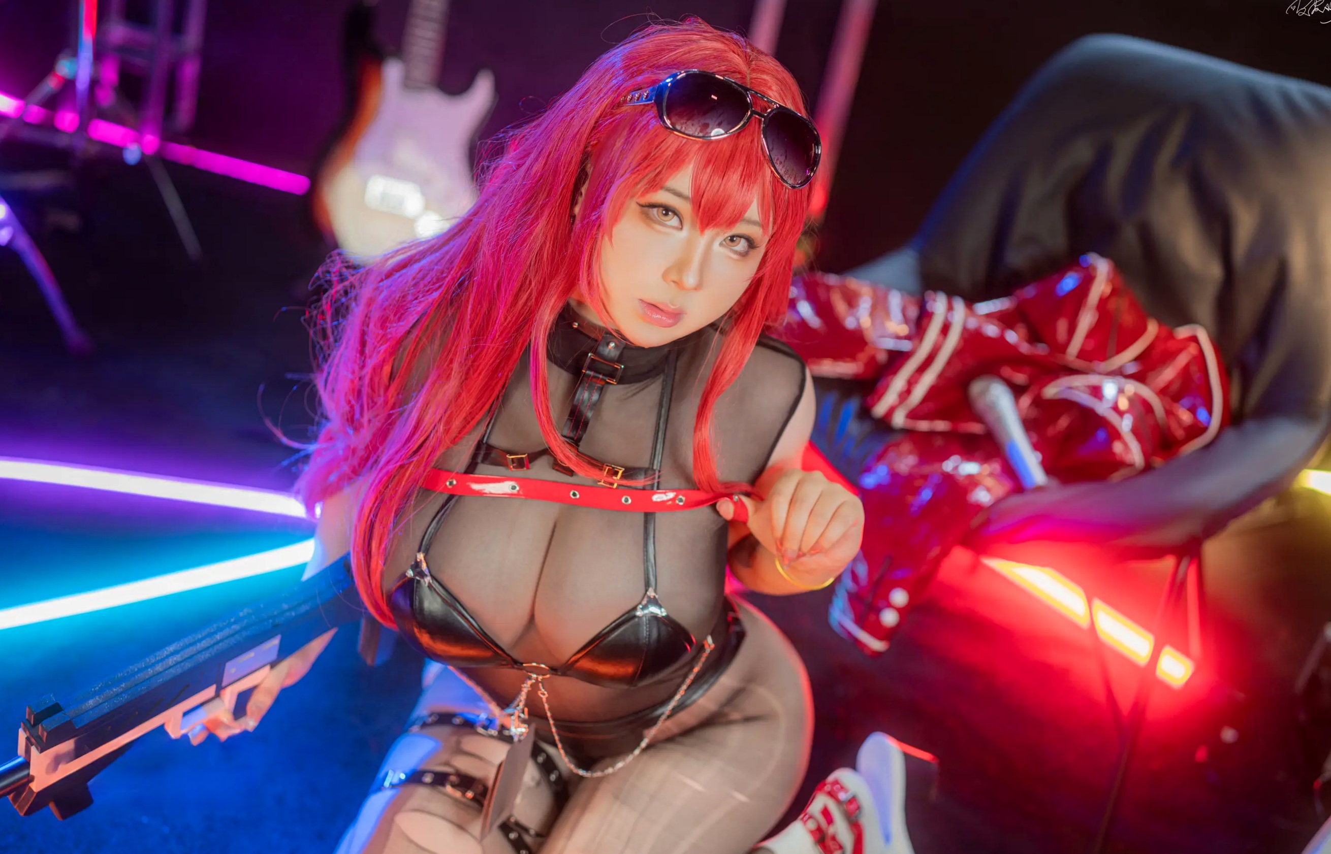 皮皮奶Nikke胜利女神沃伦姆Cosplay - 性感摇滚歌手舞台私房照 极致诱惑大尺度套图