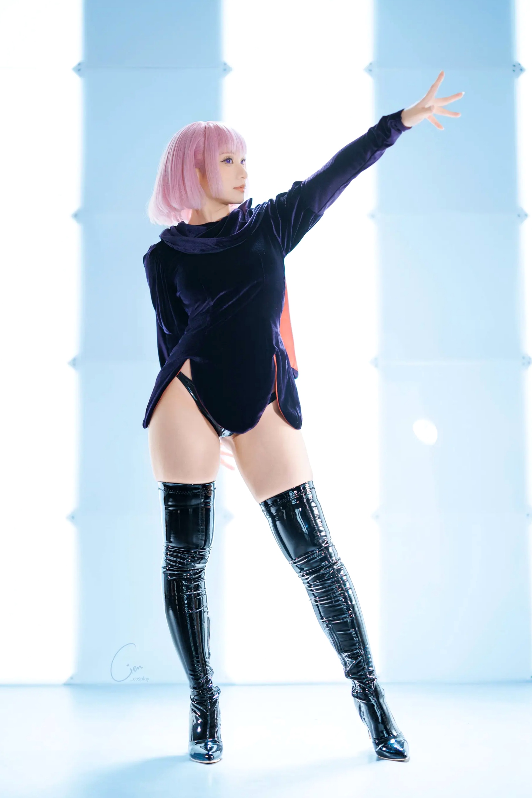 Cien恩恩经典动漫哈曼·卡恩Cosplay，冷艳妆容搭配漆皮长靴御姐范十足