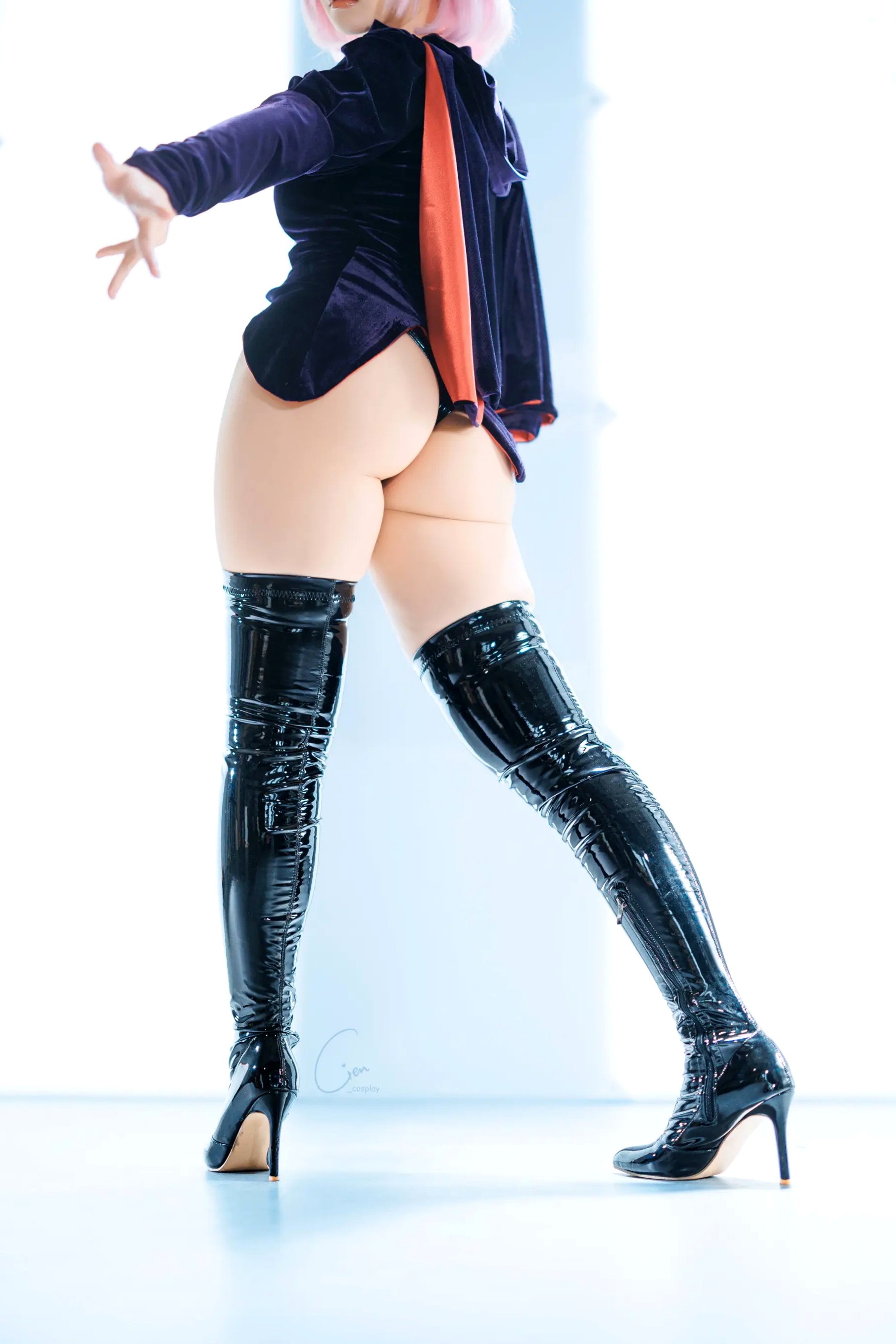 Cien恩恩经典动漫哈曼·卡恩Cosplay，冷艳妆容搭配漆皮长靴御姐范十足
