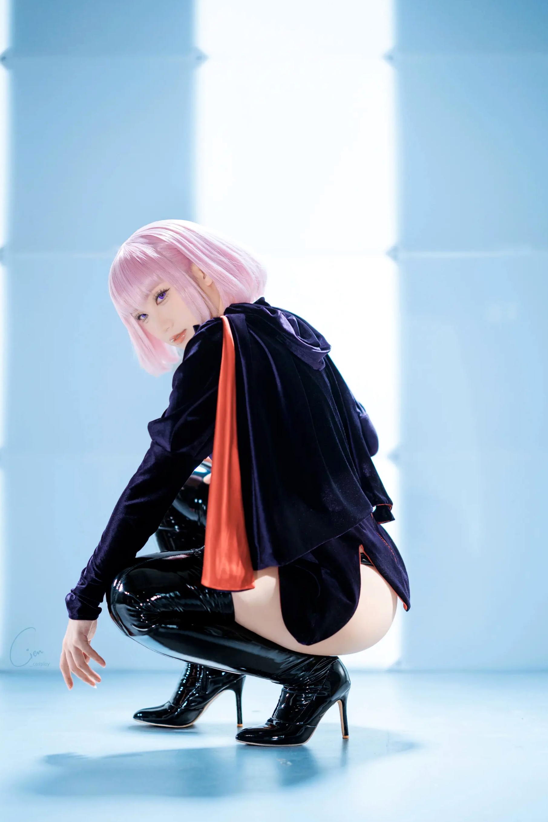 Cien恩恩经典动漫哈曼·卡恩Cosplay，冷艳妆容搭配漆皮长靴御姐范十足
