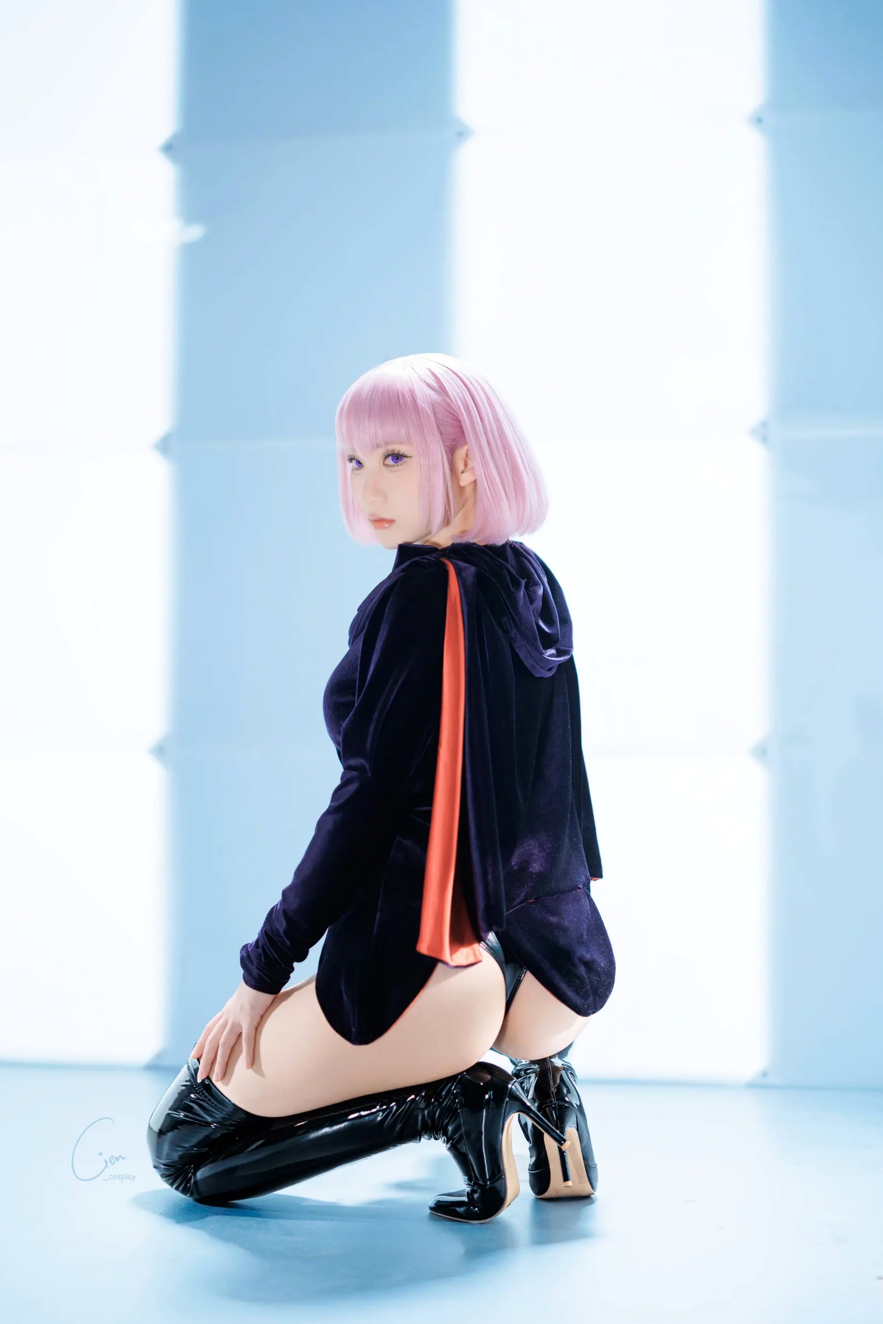 Cien恩恩经典动漫哈曼·卡恩Cosplay，冷艳妆容搭配漆皮长靴御姐范十足