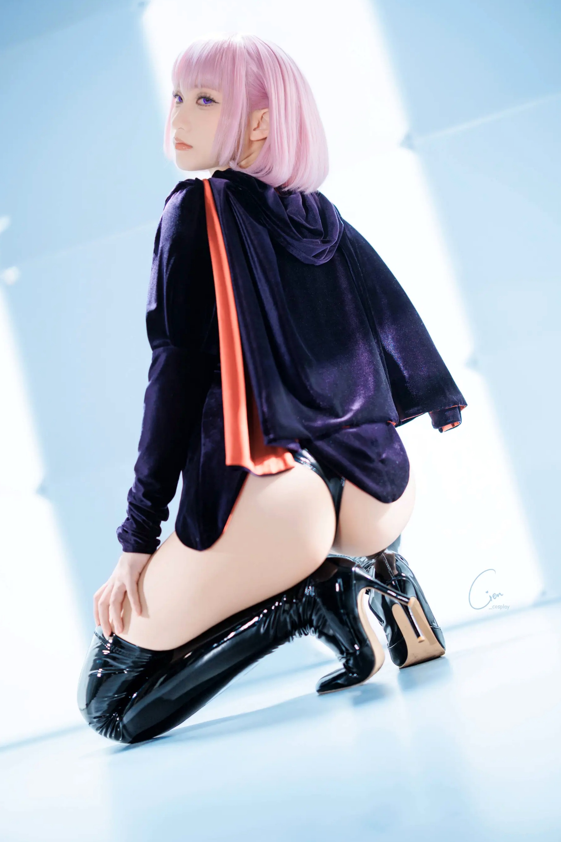 Cien恩恩经典动漫哈曼·卡恩Cosplay，冷艳妆容搭配漆皮长靴御姐范十足