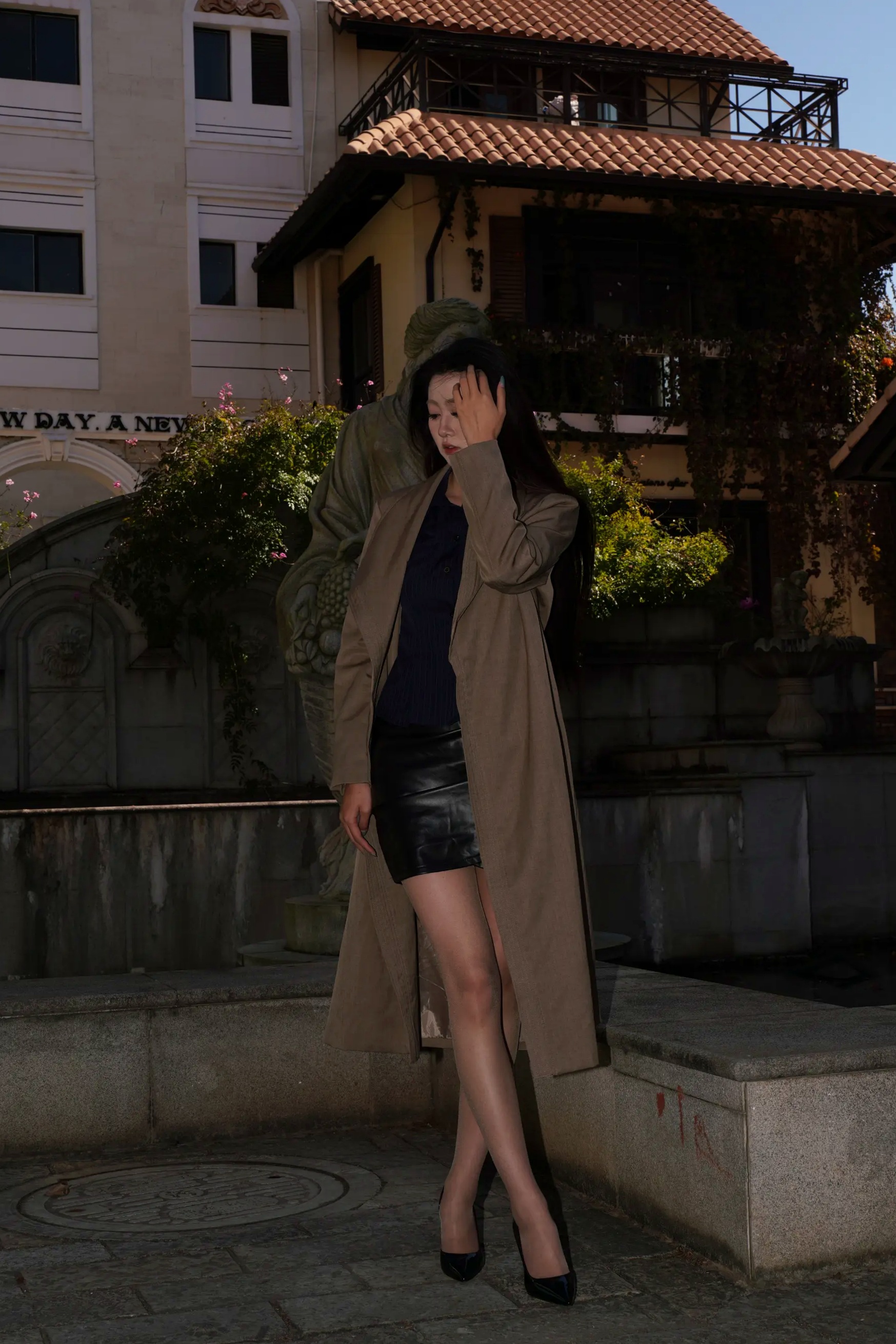 Gallery - 黑色皮裙：职场风深蓝条纹衬衫与包臀皮裙街拍，尽显修长美腿与冷艳御姐气质性感御女郎 - Royal Lady 美腿街拍冷艳 女神私房照_秀色女神 - image 6